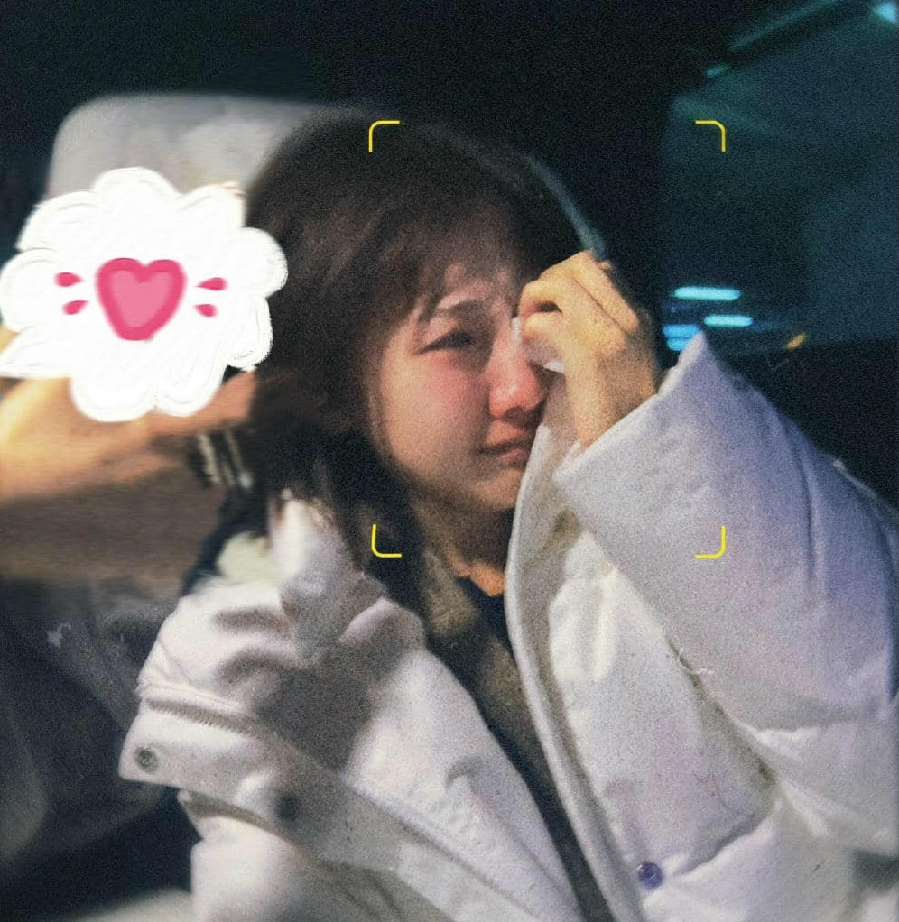 Nữ diễn viên thường không kiểm soát được cảm xúc. Nữ diễn viên thường không kiểm soát được cảm xúc.