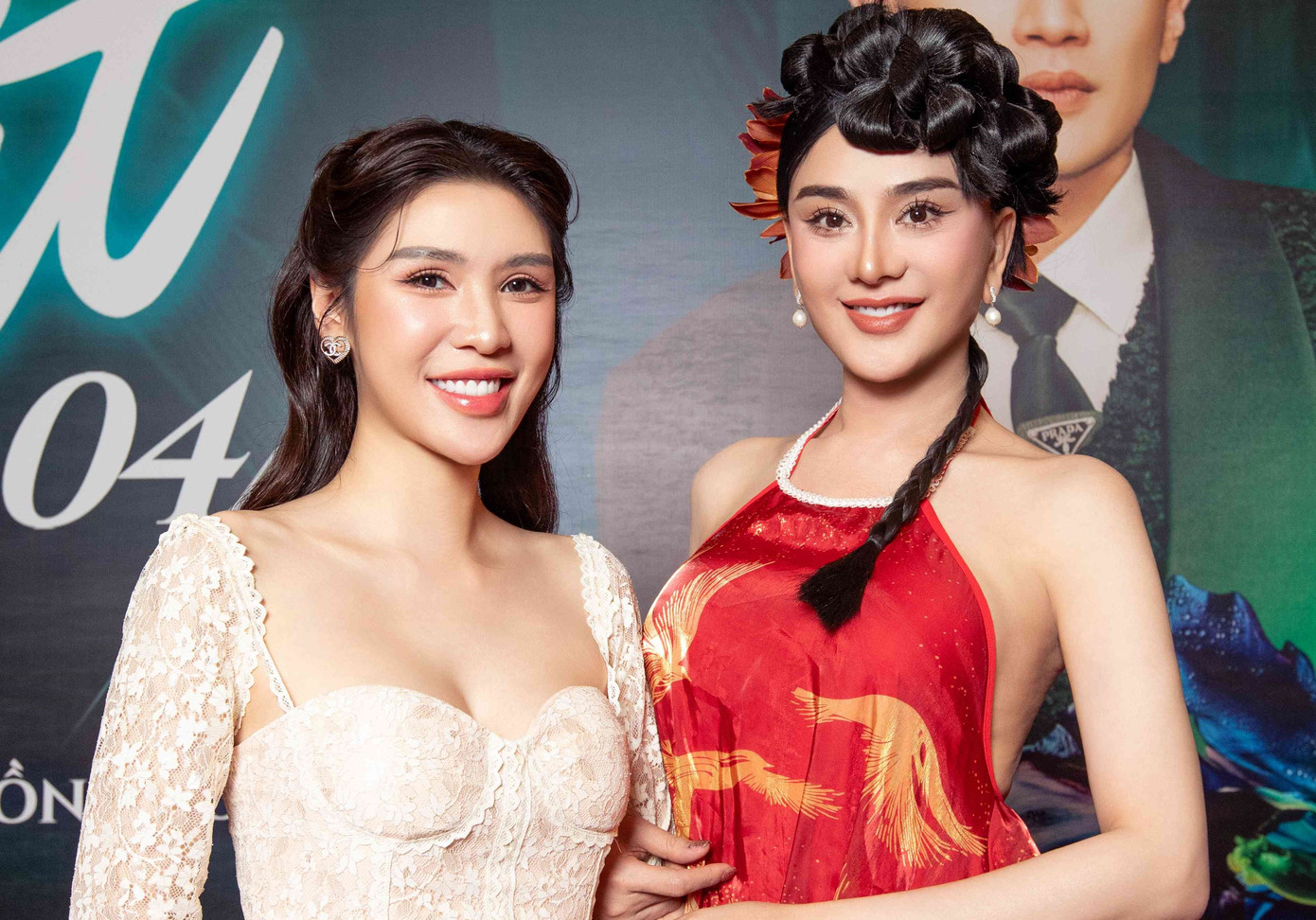 Lâm Khánh Chi diện váy cổ yếm gợi cảm tới tham dự chương trình.