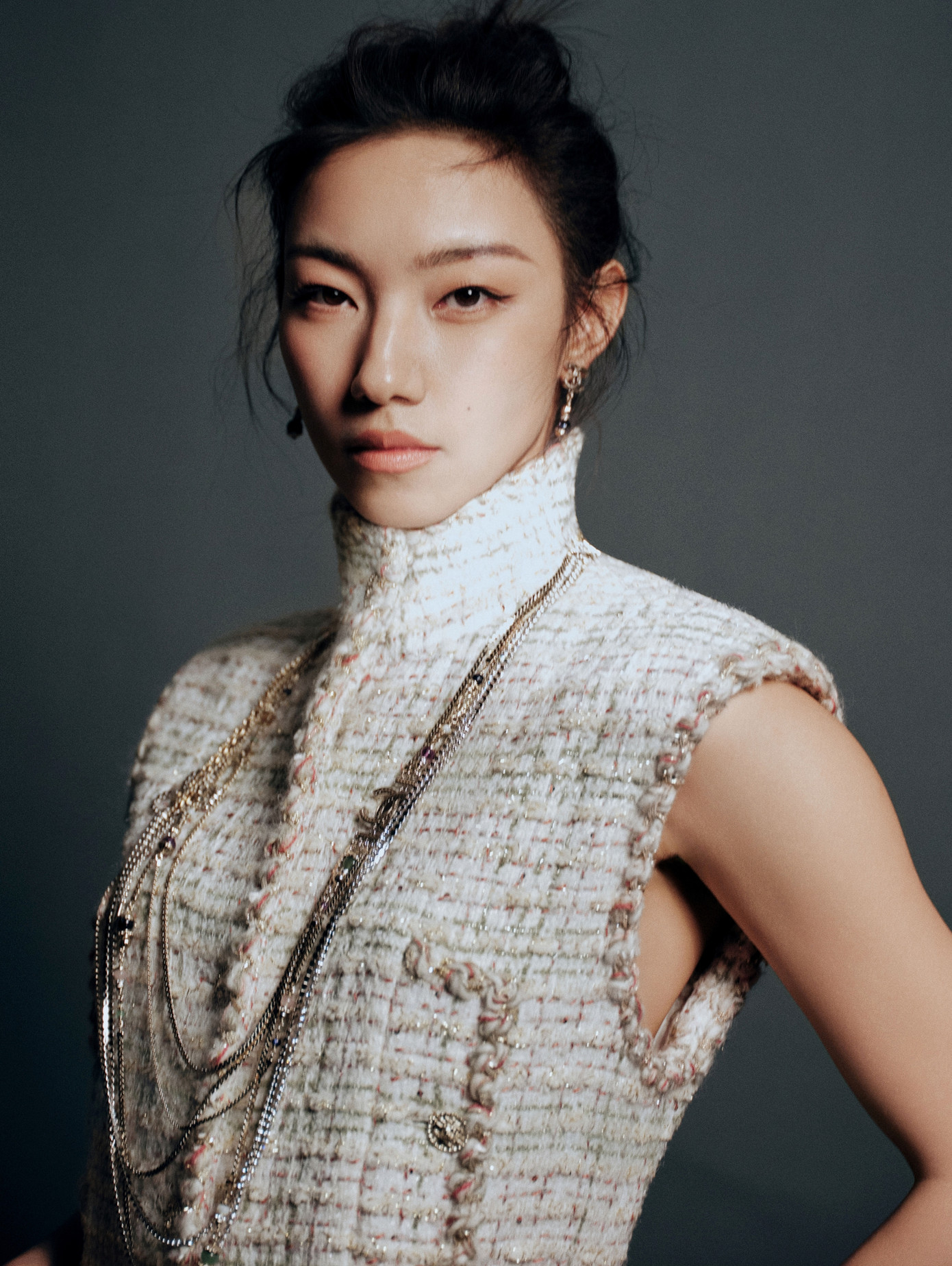 Nữ diễn viên lợi dụng suất ưu tiên dành cho thí sinh dân tộc thiểu số vùng khó khăn ở khu vực Nội Mông Cổ để vào đại học. Nữ diễn viên lợi dụng suất ưu tiên dành cho thí sinh dân tộc thiểu số vùng khó khăn ở khu vực Nội Mông Cổ để vào đại học.