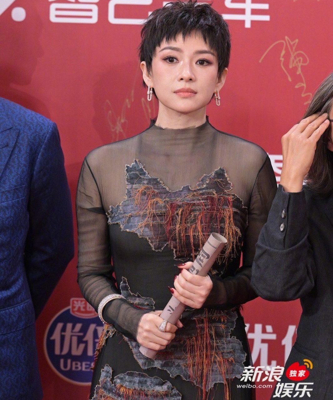 Trong khi đó, Chương Tử Di được khen trẻ trung với mái tóc tém, nhưng bộ trang phục tối màu khiến cô lép vế trước đàn em. Bộ phim Tương viên lộng từng được trình chiếu tại LHP Cannes. Tại đây, Chương Tử Di được ban tổ chức ưu ái làm trống thảm đỏ, dành 3 phút để nữ diễn viên tạo dáng. Trong phim, Chương Tử Di có nhiều tạo hình đáng sợ. Cô vào vai người vợ bị chồng bạo hành và bị nghi ngờ đã ra tay sát hại chồng tàn nhẫn.