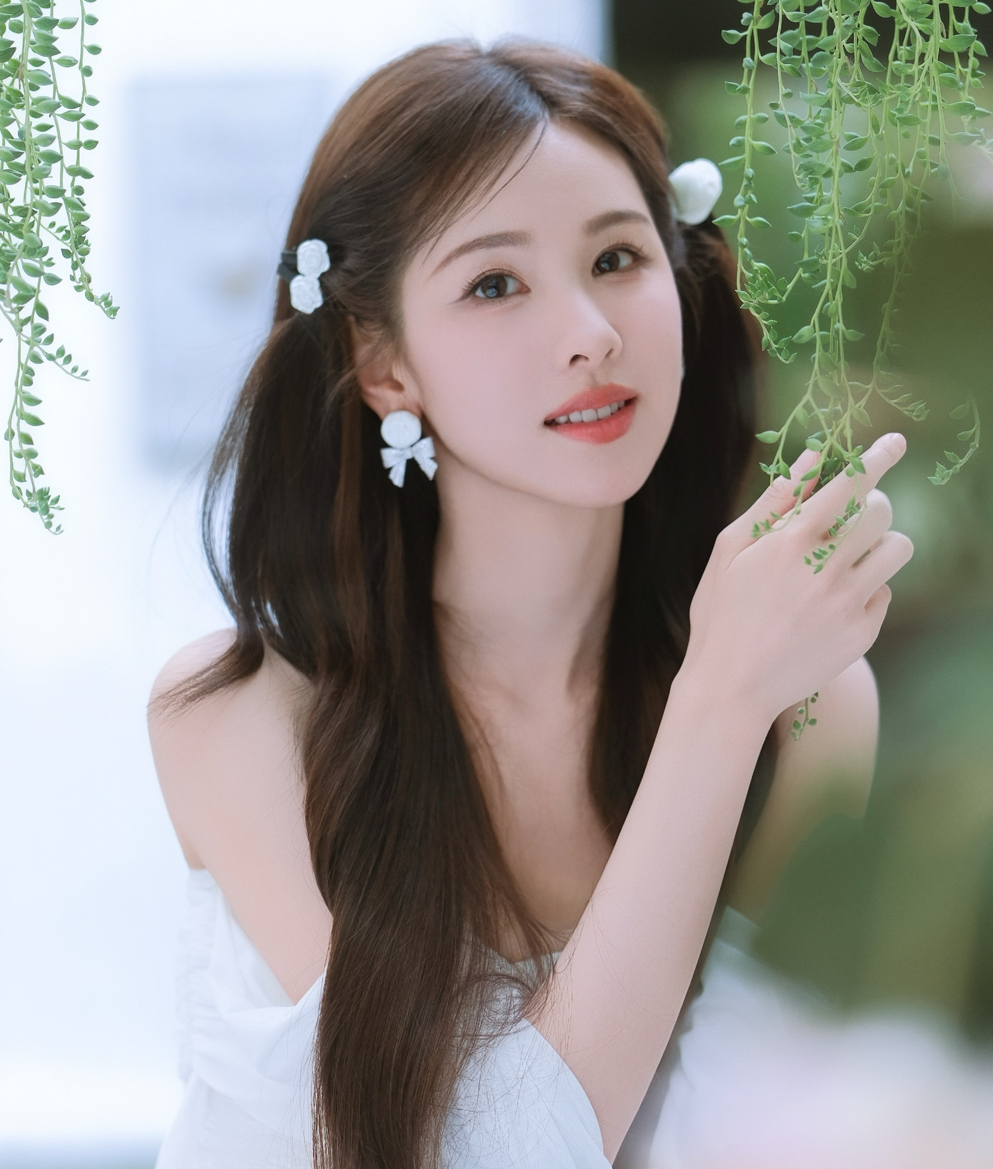 Trần Đô Linh được gọi là mỹ nhân học giỏi khi thi đậu Đại học Hàng không và Du hành vũ trụ Nam Kinh với số điểm 621/750. Từng chia sẻ về lý do thi vào ngôi trường này, cô nói vì không phục giáo viên, muốn chứng minh con gái học giỏi không kém con trai về khoa học tự nhiên. Năm 2015, Đô Linh lọt vào Top 10 sinh viên xuất sắc nhất trường, mục chế tạo công trình và vũ khí chuyên nghiệp. Cùng năm, Trần Đô Linh nhận vai chính trong bộ phim Tai trái của Tô Hữu Bằng và dần bước vào con đường showbiz.