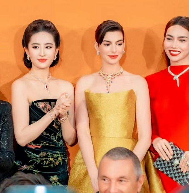 Trong sự kiện, Hồ Ngọc và Anne Hathaway cũng được khen ngợi đẹp sang trọng, nổi bật không thua kém gì Lưu Diệc Phi.