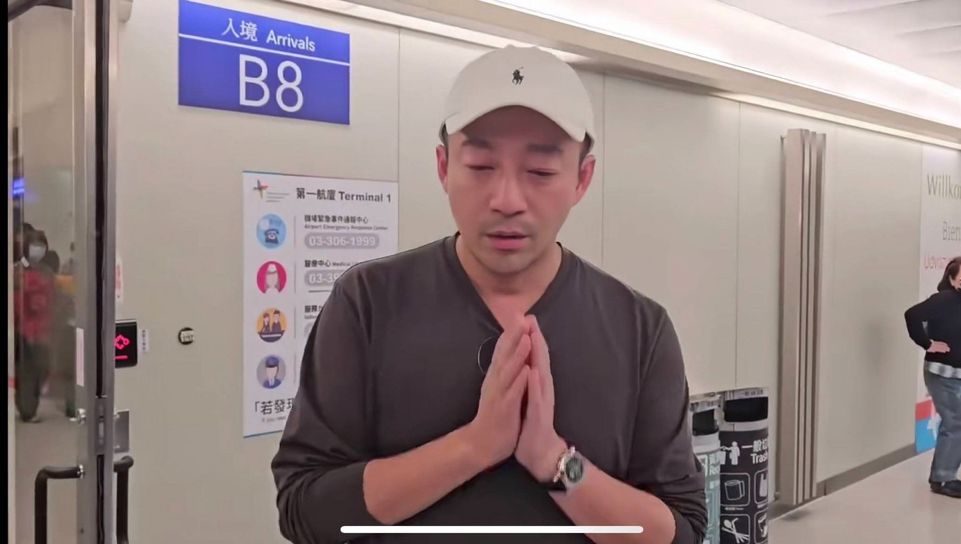 Uông Tiểu Phi vội vã từ Thái Lan quay lại Đài Loan. Anh cúi gập người cầu xin truyền thông đừng viết xấu về Từ Hy Viên: "Cô ấy là người nhà của tôi", anh nói. Tuy nhiên, hành động của anh bị cho là giả tạo. Uông Tiểu Phi vội vã từ Thái Lan quay lại Đài Loan. Anh cúi gập người cầu xin truyền thông đừng viết xấu về Từ Hy Viên: "Cô ấy là người nhà của tôi", anh nói. Tuy nhiên, hành động của anh bị cho là giả tạo.