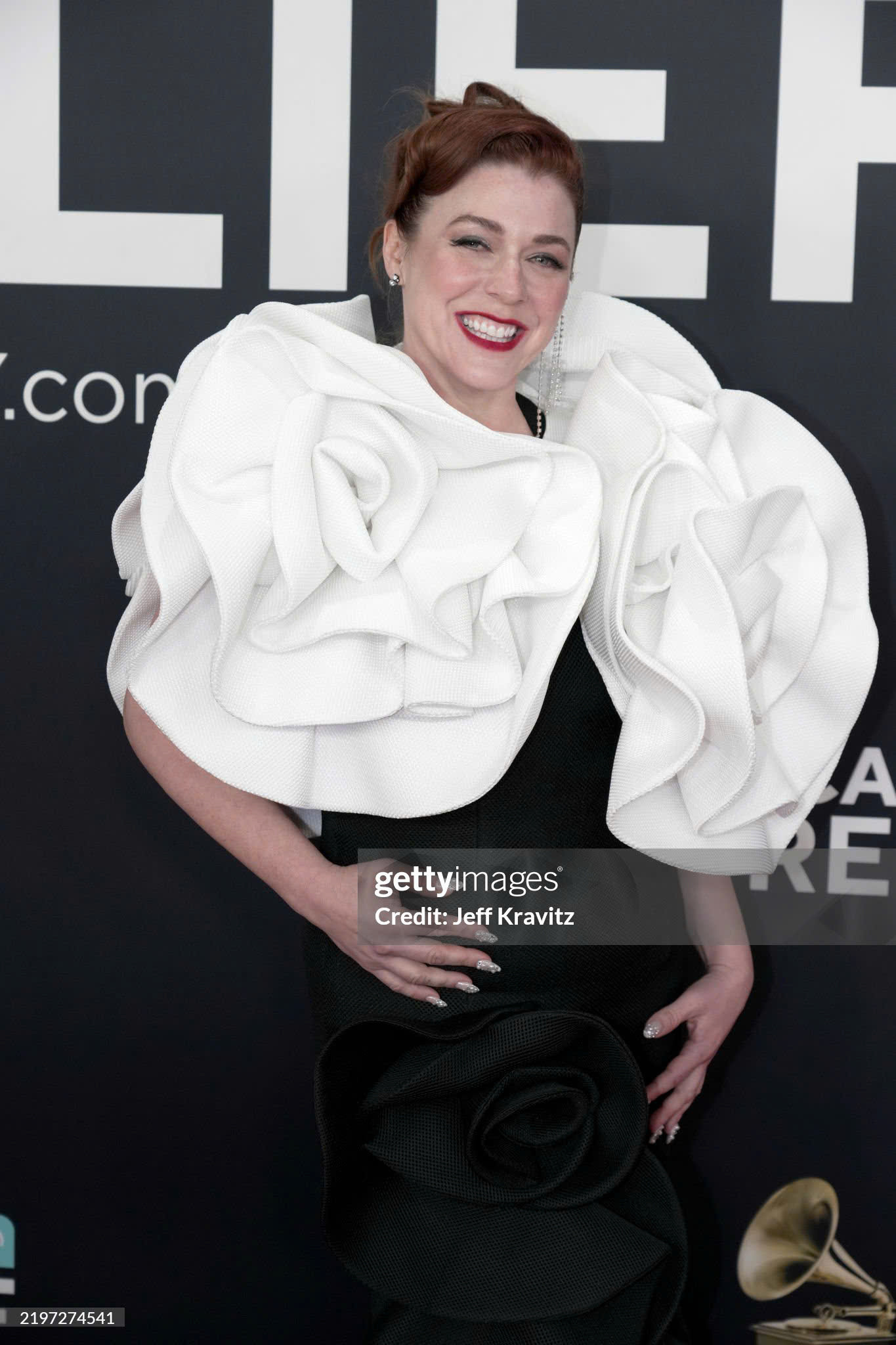 Nữ ca sĩ Alisha Gaddis mặc thiết kế đặc biệt của Đỗ Mạnh Cường trên thảm đỏ Grammy. Nữ ca sĩ Alisha Gaddis mặc thiết kế đặc biệt của Đỗ Mạnh Cường trên thảm đỏ Grammy.