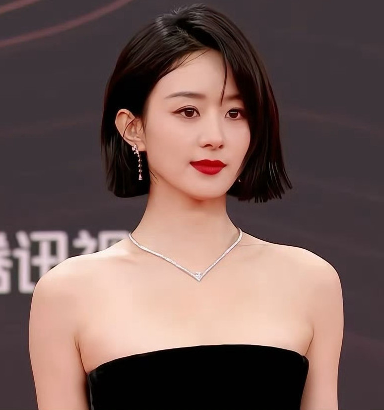 Tuy nhiên, trong quá trình đi thảm đỏ đã xảy ra sự cố trở thành đề tài nóng trên mạng xã hội. Theo đó, Triệu Lệ Dĩnh nổi tiếng và có địa vị cao nhất trong dàn nghệ sĩ tham gia sự kiện nên được sắp xếp xuất hiện cuối cùng. Đường Yên sẽ đi thảm đỏ hai lần, một lần để quảng bá phim Phụ nữ độc thân cùng Triệu Hựu Đình, lần cuối cô đi một mình để thể hiện địa vị của mình sau một năm thành công. Song, sau đó một nhân viên tố Đường Yên không nghe theo sắp xếp của ban tổ chức, không chịu bước ra theo đúng thứ tự mà muốn tranh giành vị trí cuối với Triệu Lệ Dĩnh. Cuối cùng, nữ diễn viên bị ban tổ chức bỏ qua. Sự việc đã khiến Đường Yên nhận nhiều chỉ trích của khán giả. Tuy nhiên, trong quá trình đi thảm đỏ đã xảy ra sự cố trở thành đề tài nóng trên mạng xã hội. Theo đó, Triệu Lệ Dĩnh nổi tiếng và có địa vị cao nhất trong dàn nghệ sĩ tham gia sự kiện nên được sắp xếp xuất hiện cuối cùng. Đường Yên sẽ đi thảm đỏ hai lần, một lần để quảng bá phim Phụ nữ độc thân cùng Triệu Hựu Đình, lần cuối cô đi một mình để thể hiện địa vị của mình sau một năm thành công. Song, sau đó một nhân viên tố Đường Yên không nghe theo sắp xếp của ban tổ chức, không chịu bước ra theo đúng thứ tự mà muốn tranh giành vị trí cuối với Triệu Lệ Dĩnh. Cuối cùng, nữ diễn viên bị ban tổ chức bỏ qua. Sự việc đã khiến Đường Yên nhận nhiều chỉ trích của khán giả.