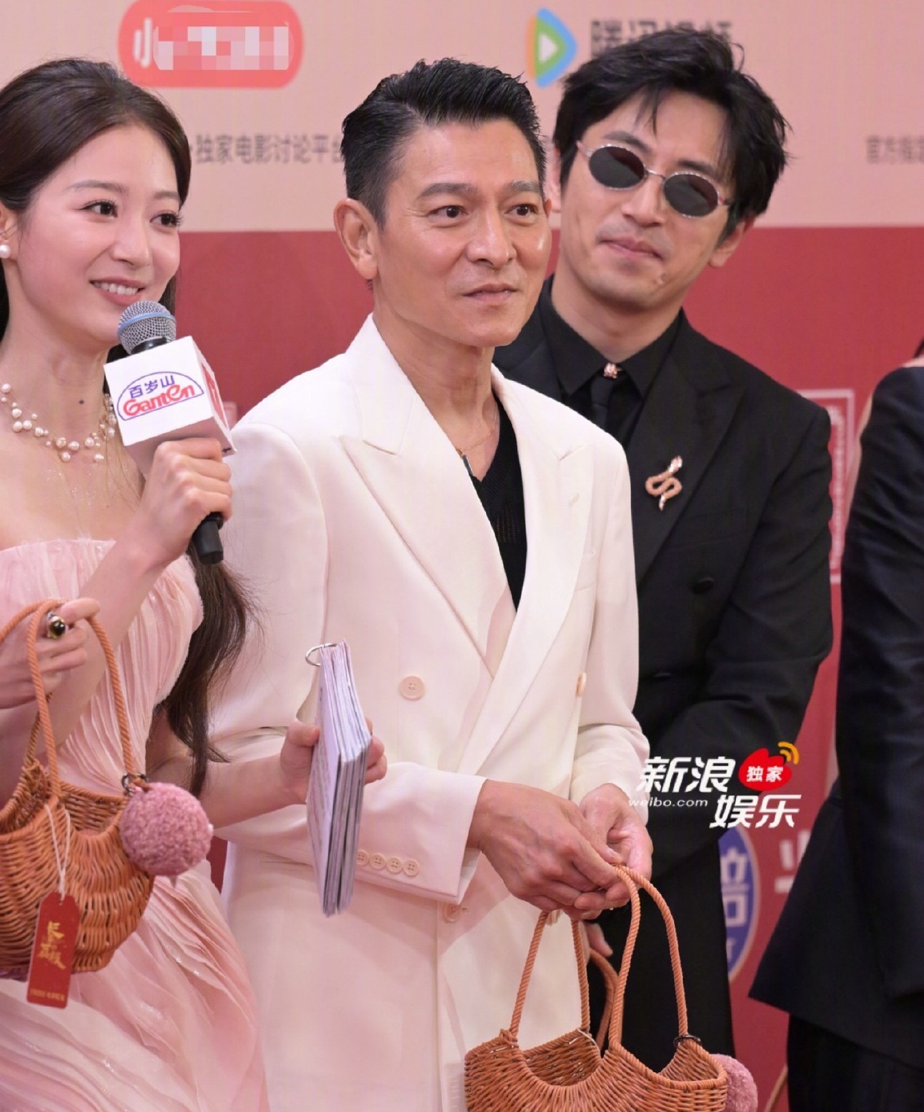 Lưu Đức Hoa tham gia sự kiện cùng đoàn phim Quả vải Trường An. Ở tuổi 64, Lưu Đức Hoa vẫn hoạt động nghệ thuật tích cực. Tuy nhiên, nhiều dự án của anh doanh thu thất bại. Nam diễn viên Bạch Khách làm khách mời trong Quả vải Trường An. Anh vốn là diễn viên hài kịch với nghệ danh Vương Đại Chùy. Nhưng Bạch Khách đã có cú lột xác ngoạn mục sau khi tham gia đóng phim điện ảnh, cả danh tiếng và ngoại hình đều thay đổi chóng mặt.