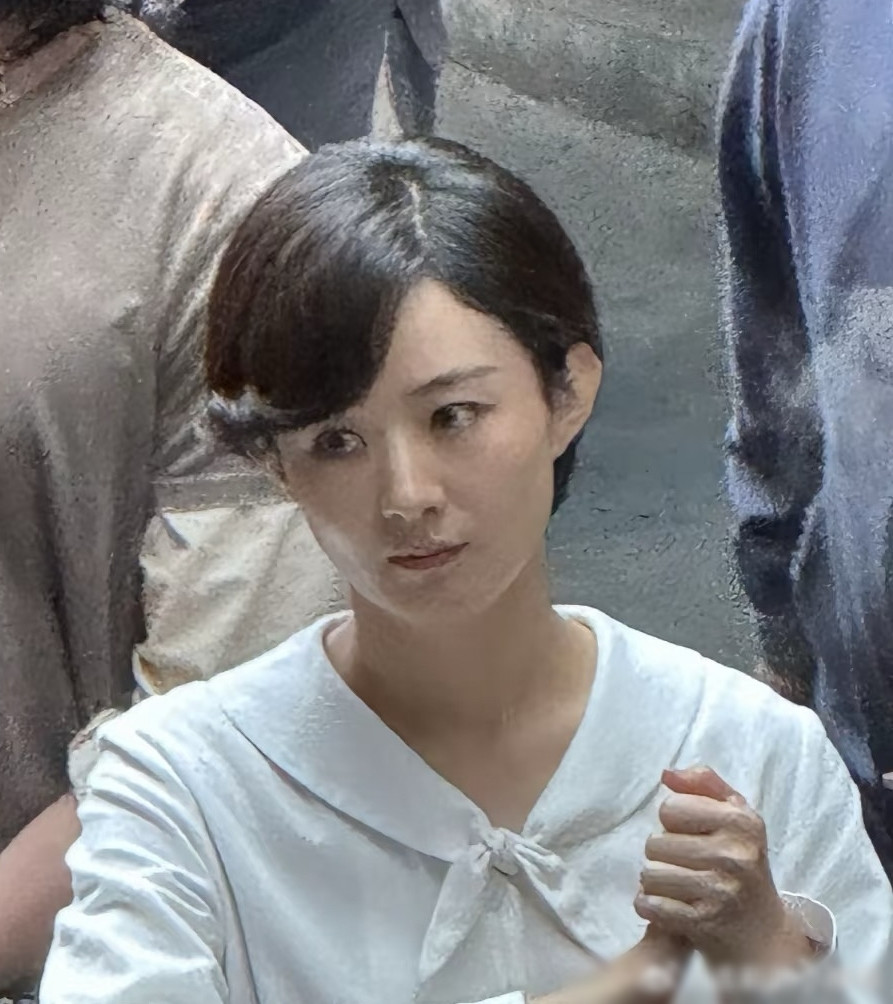 Tạo hình của Triệu Lệ Dĩnh trong phim mới Người xây thành bị chê kém sắc, mệt mỏi.