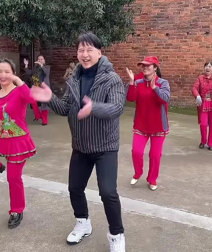 Tào Vinh năm nay 63 tuổi, nam diễn viên sống độc thân tại quê nhà.