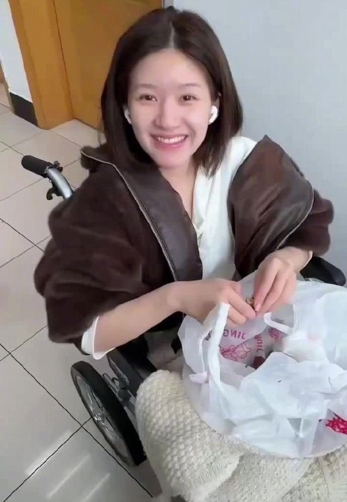 Một số hình ảnh của Triệu Lộ Tư trong quá trình điều trị. Một số hình ảnh của Triệu Lộ Tư trong quá trình điều trị.