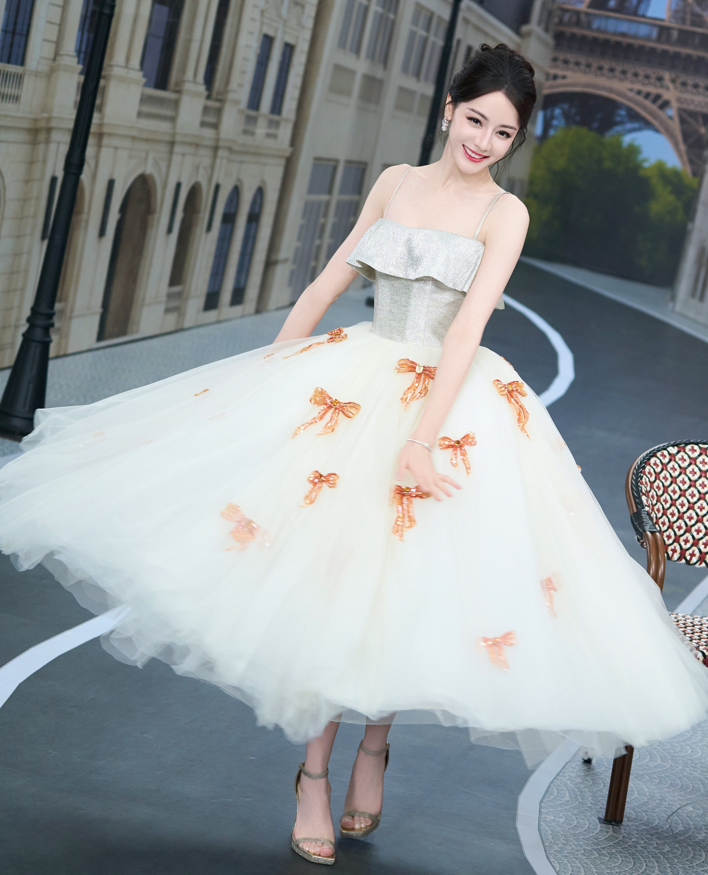 Thực tế, dù được yêu mến nhờ vẻ ngoài, khi xét thành tích phim ảnh, Địch Lệ Nhiệt Ba luôn kém hơn đối thủ Dương Tử. Bên cạnh đó, các diễn viên cùng lứa tuổi như Cúc Tịnh Y, Bạch Lộc... liên tục đóng phim và có những tác phẩm gây tiếng vang, điều này tạo áp lực không nhỏ cho Địch Lệ Nhiệt Ba. Thực tế, dù được yêu mến nhờ vẻ ngoài, khi xét thành tích phim ảnh, Địch Lệ Nhiệt Ba luôn kém hơn đối thủ Dương Tử. Bên cạnh đó, các diễn viên cùng lứa tuổi như Cúc Tịnh Y, Bạch Lộc... liên tục đóng phim và có những tác phẩm gây tiếng vang, điều này tạo áp lực không nhỏ cho Địch Lệ Nhiệt Ba.