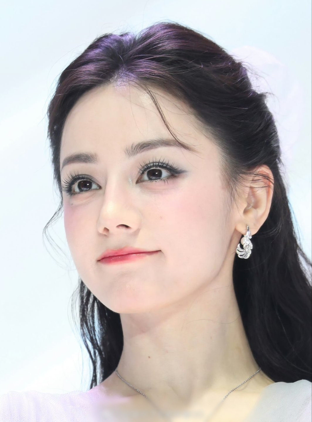 Hiện tại, Địch Lệ Nhiệt Ba bước sang tuổi 33, đúng vào thời điểm nhan sắc mặn mà nhất. Nữ diễn viên duy trì hình tượng gợi cảm, thanh lịch trong mỗi sự kiện. Nhờ nhan sắc nổi bật, Địch Lệ Nhiệt Ba dần thay thế Phạm Băng Băng trở thành "nữ hoàng thảm đỏ" của Trung Quốc. Thậm chí, trong nhiều sự kiện, khi mỹ nhân Tân Cương không tham gia, khán giả còn cảm thấy thảm đỏ ngày hôm đó chưa đủ thu hút. Hiện tại, Địch Lệ Nhiệt Ba bước sang tuổi 33, đúng vào thời điểm nhan sắc mặn mà nhất. Nữ diễn viên duy trì hình tượng gợi cảm, thanh lịch trong mỗi sự kiện. Nhờ nhan sắc nổi bật, Địch Lệ Nhiệt Ba dần thay thế Phạm Băng Băng trở thành "nữ hoàng thảm đỏ" của Trung Quốc. Thậm chí, trong nhiều sự kiện, khi mỹ nhân Tân Cương không tham gia, khán giả còn cảm thấy thảm đỏ ngày hôm đó chưa đủ thu hút.