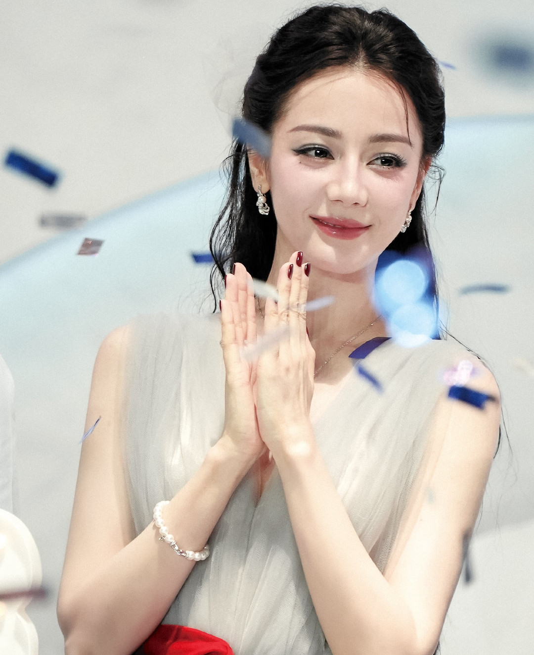 Ngày 21/6, Sina đưa tin Địch Lệ Nhiệt Ba tham gia sự kiện tại Thiên Tân, Trung Quốc thu hàng nghìn khán giả tham gia. Tại trung tâm thương mại, người hâm mộ vây kín lối vào, đứng chật 7 tầng lầu để được nhìn thấy mỹ nhân Tân Cương. Ngày 21/6, Sina đưa tin Địch Lệ Nhiệt Ba tham gia sự kiện tại Thiên Tân, Trung Quốc thu hàng nghìn khán giả tham gia. Tại trung tâm thương mại, người hâm mộ vây kín lối vào, đứng chật 7 tầng lầu để được nhìn thấy mỹ nhân Tân Cương.