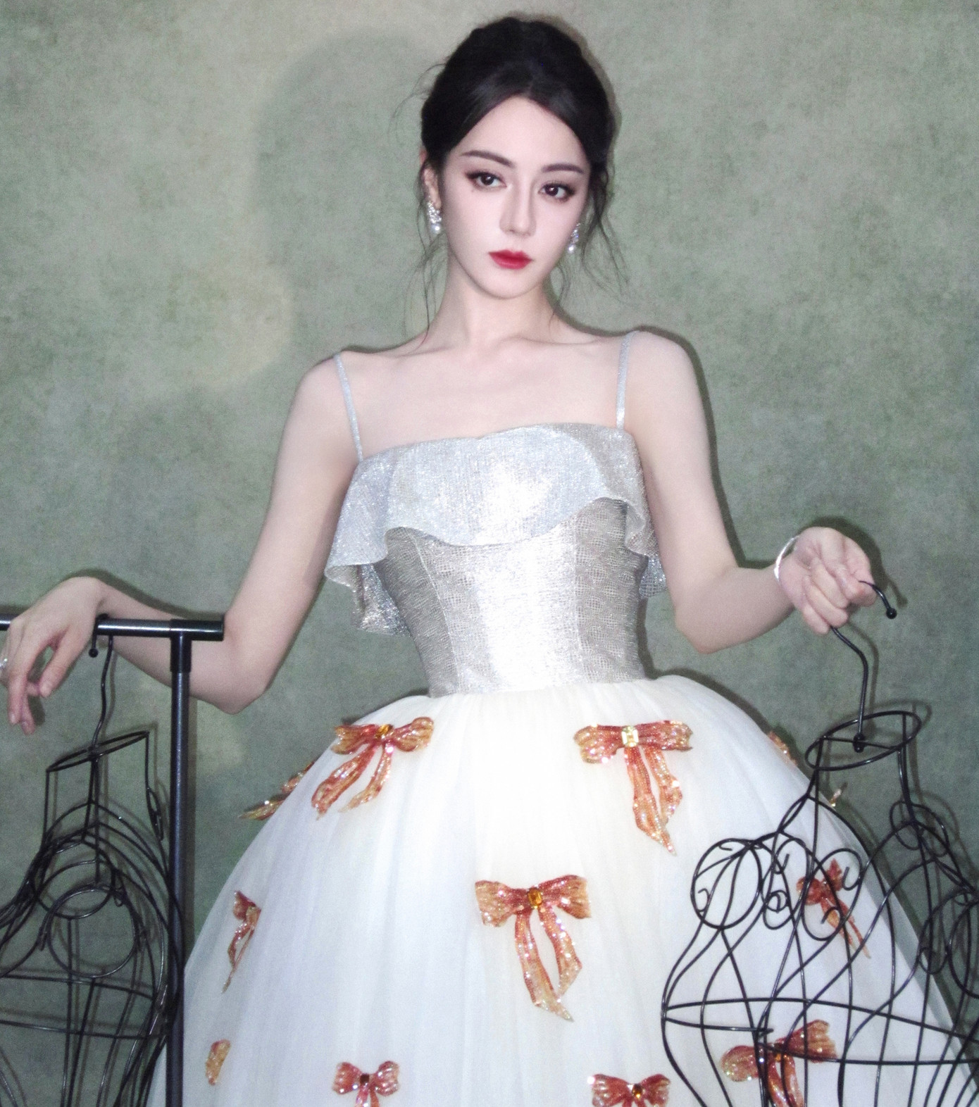 Sắp tới, bộ phim Lợi kiếm hoa hồng do Nhiệt Ba đóng chung với Kim Thế Giai lên sóng đài truyền hình trung ương Trung Quốc CCTV8. Đây là tác phẩm trở lại sau hai năm của mỹ nhân Tân Cương. Đồng thời, trong phim Địch Lệ Nhiệt Ba vào vai nữ cảnh sát. Vì vậy, người hâm mộ kỳ vọng Lợi kiếm hoa hồng có thành tích tốt. Sắp tới, bộ phim Lợi kiếm hoa hồng do Nhiệt Ba đóng chung với Kim Thế Giai lên sóng đài truyền hình trung ương Trung Quốc CCTV8. Đây là tác phẩm trở lại sau hai năm của mỹ nhân Tân Cương. Đồng thời, trong phim Địch Lệ Nhiệt Ba vào vai nữ cảnh sát. Vì vậy, người hâm mộ kỳ vọng Lợi kiếm hoa hồng có thành tích tốt.