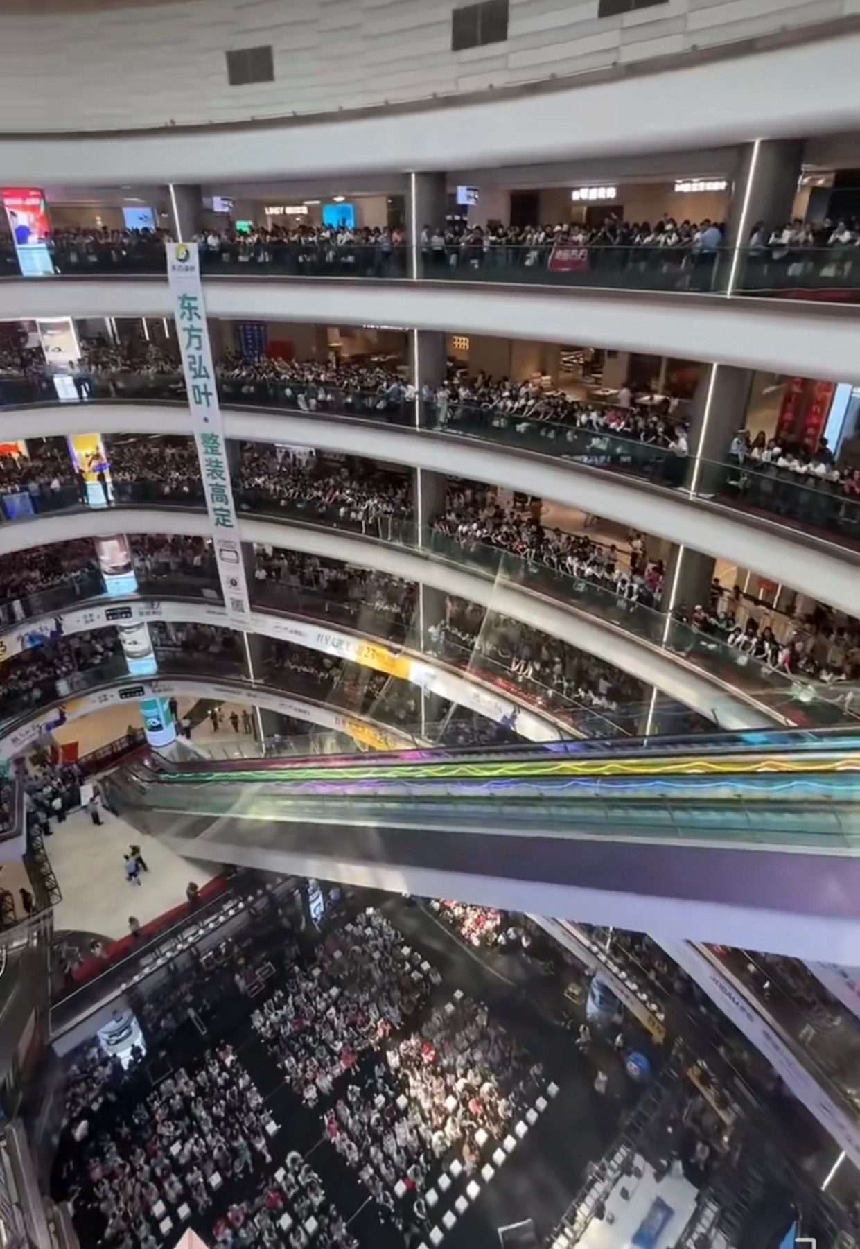 Bên cạnh đó, mạng xã hội Trung Quốc cũng rầm rộ lan truyền hình ảnh của nữ diễn viên tại sự kiện và thu hút hơn 50 triệu lượt xem, trong đó từ khóa "Địch Lệ Nhiệt Ba đẹp cấp bậc tiên nữ" được nhiều khán giả đồng tình. Bên cạnh đó, mạng xã hội Trung Quốc cũng rầm rộ lan truyền hình ảnh của nữ diễn viên tại sự kiện và thu hút hơn 50 triệu lượt xem, trong đó từ khóa "Địch Lệ Nhiệt Ba đẹp cấp bậc tiên nữ" được nhiều khán giả đồng tình.