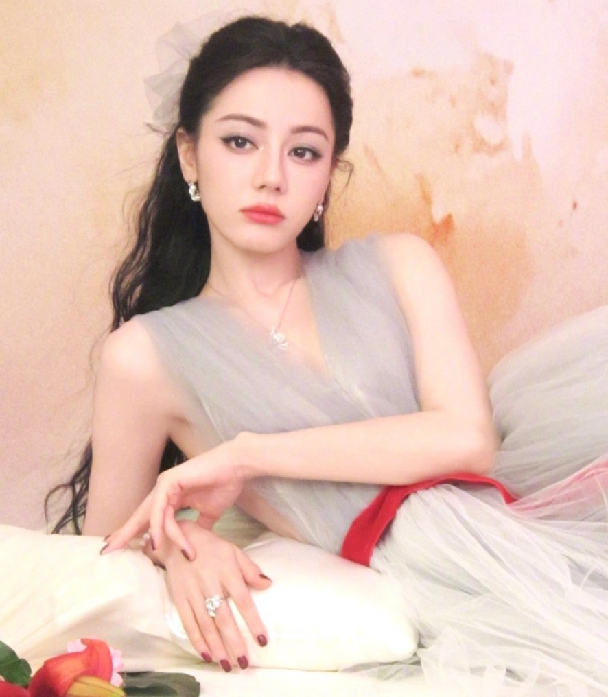 Tuy nhiên, lời chia sẻ của Địch Lệ Nhiệt Ba vô tình khiến đàn chị Đường Yên chịu liên lụy. Công chúng cho rằng Đường Yên khi đó vào đoàn phim muộn, thấy nhà sản xuất ưu ái Địch Lệ Nhiệt Ba nên gây áp lực, muốn thay thế đàn em. Sự việc ầm ĩ tới mức phía Đường Yên phải ra văn bản yêu cầu truyền thông và công chúng không xuyên tạc đưa tin thất thiệt. Tuy nhiên, lời chia sẻ của Địch Lệ Nhiệt Ba vô tình khiến đàn chị Đường Yên chịu liên lụy. Công chúng cho rằng Đường Yên khi đó vào đoàn phim muộn, thấy nhà sản xuất ưu ái Địch Lệ Nhiệt Ba nên gây áp lực, muốn thay thế đàn em. Sự việc ầm ĩ tới mức phía Đường Yên phải ra văn bản yêu cầu truyền thông và công chúng không xuyên tạc đưa tin thất thiệt.