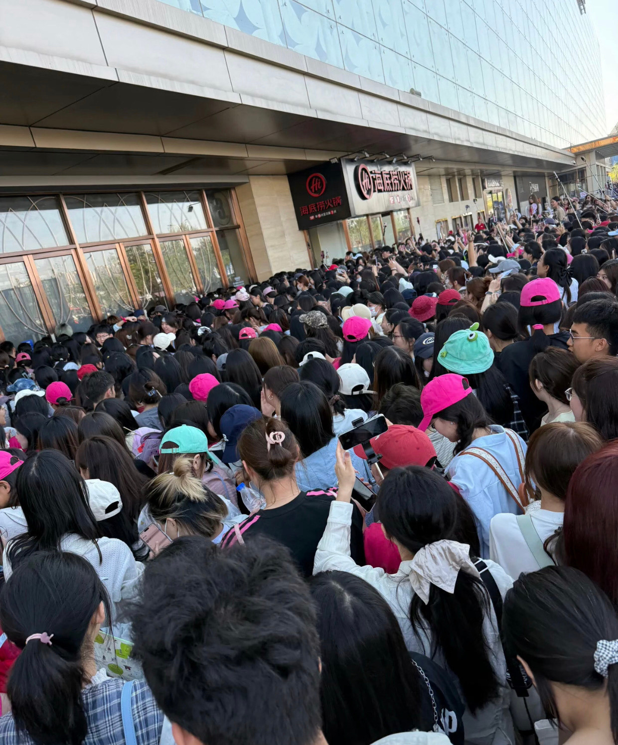 Bên cạnh đó, mạng xã hội Trung Quốc cũng rầm rộ lan truyền hình ảnh của nữ diễn viên tại sự kiện và thu hút hơn 50 triệu lượt xem, trong đó từ khóa "Địch Lệ Nhiệt Ba đẹp cấp bậc tiên nữ" được nhiều khán giả đồng tình. Bên cạnh đó, mạng xã hội Trung Quốc cũng rầm rộ lan truyền hình ảnh của nữ diễn viên tại sự kiện và thu hút hơn 50 triệu lượt xem, trong đó từ khóa "Địch Lệ Nhiệt Ba đẹp cấp bậc tiên nữ" được nhiều khán giả đồng tình.