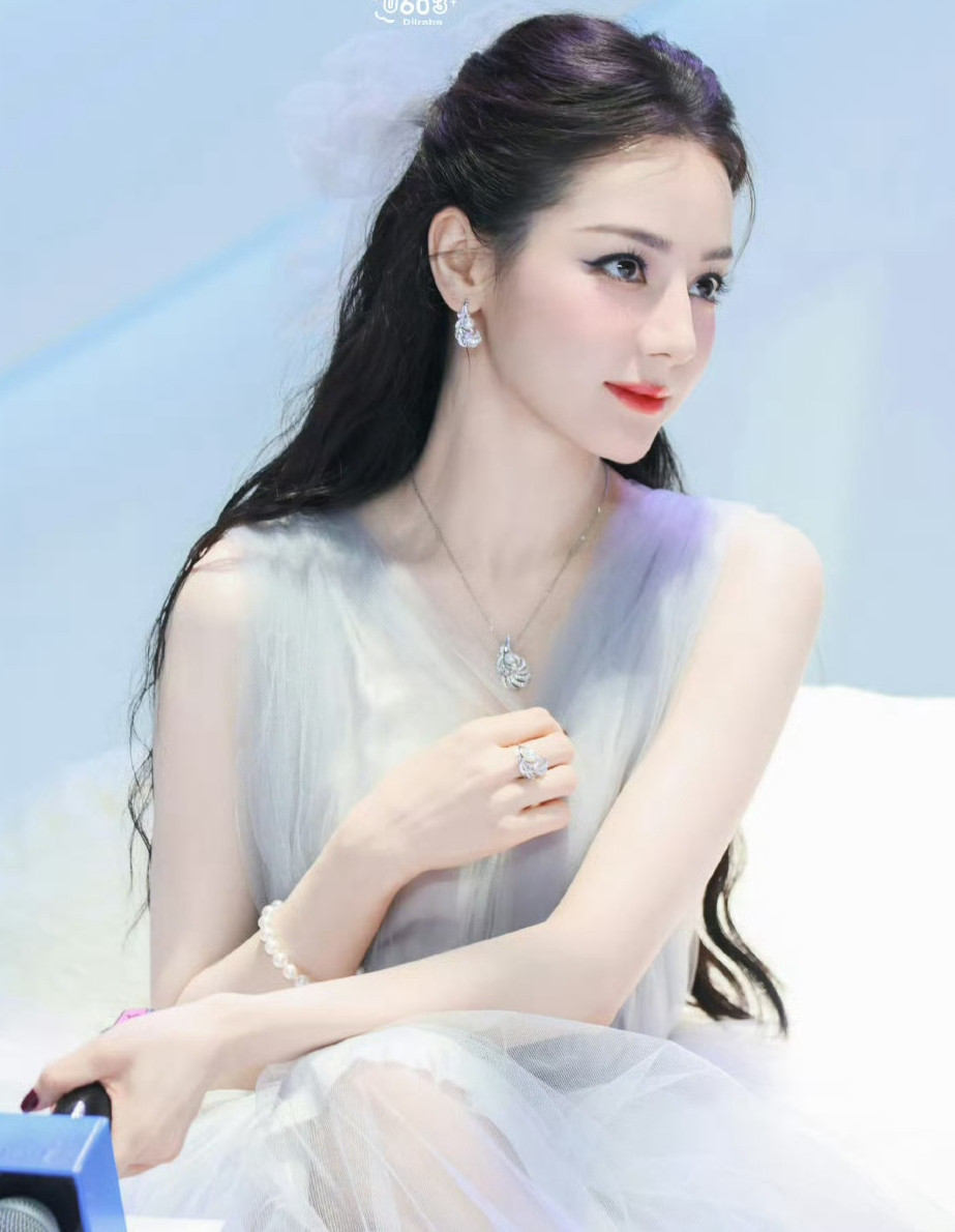 Ngoài ra, Địch Lệ Nhiệt Ba còn có duyên khi tham gia show giải trí. Đây là nơi nữ diễn viên thể hiện tính cách thật của mình. Khán giả cũng yêu mến sự chăm chỉ, nhiệt tình, tính cách vui vẻ của Nhiệt Ba trong show. Chính vì vậy, không hề sai khi nói danh tiếng của Địch Lệ Nhiệt Ba có được là nhờ tham gia các show giải trí trực tuyến. Ngoài ra, Địch Lệ Nhiệt Ba còn có duyên khi tham gia show giải trí. Đây là nơi nữ diễn viên thể hiện tính cách thật của mình. Khán giả cũng yêu mến sự chăm chỉ, nhiệt tình, tính cách vui vẻ của Nhiệt Ba trong show. Chính vì vậy, không hề sai khi nói danh tiếng của Địch Lệ Nhiệt Ba có được là nhờ tham gia các show giải trí trực tuyến.