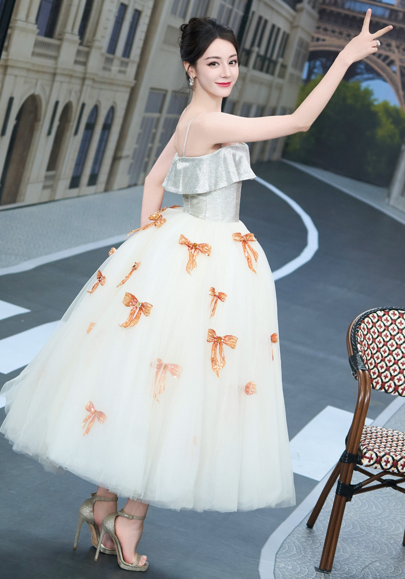 Thực tế, dù được yêu mến nhờ vẻ ngoài, khi xét thành tích phim ảnh, Địch Lệ Nhiệt Ba luôn kém hơn đối thủ Dương Tử. Bên cạnh đó, các diễn viên cùng lứa tuổi như Cúc Tịnh Y, Bạch Lộc... liên tục đóng phim và có những tác phẩm gây tiếng vang, điều này tạo áp lực không nhỏ cho Địch Lệ Nhiệt Ba. Thực tế, dù được yêu mến nhờ vẻ ngoài, khi xét thành tích phim ảnh, Địch Lệ Nhiệt Ba luôn kém hơn đối thủ Dương Tử. Bên cạnh đó, các diễn viên cùng lứa tuổi như Cúc Tịnh Y, Bạch Lộc... liên tục đóng phim và có những tác phẩm gây tiếng vang, điều này tạo áp lực không nhỏ cho Địch Lệ Nhiệt Ba.