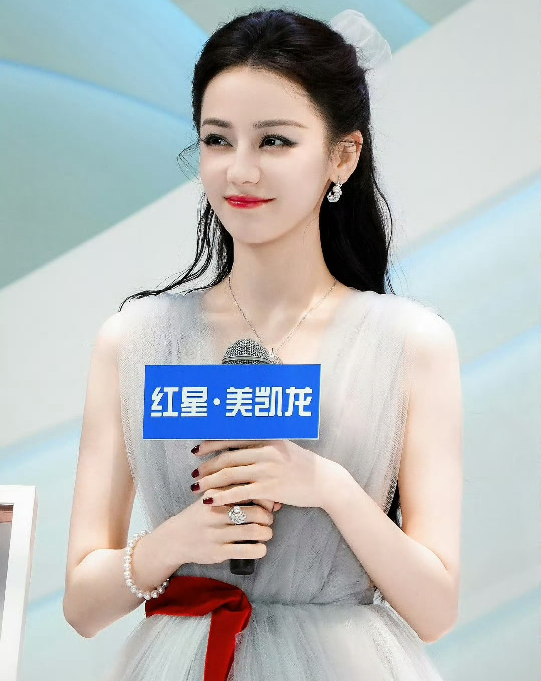 Điểm yếu của Địch Lệ Nhiệt Ba là sự nghiệp phim ảnh không có nhiều vai diễn nổi bật. Mới đây, trong show Địch Lệ Nhiệt Ba chia sẻ khi tham gia phim Người tình kim cương, cô suýt bị thay thế. Trong những cảnh quay cuối cùng cô diễn với tinh thần không còn gì tiếc nuối. May mắn sau đó nhà sản xuất đã gạt bỏ ý kiến của nhà đầu tư và giữ Nhiệt Ba ở lại. Nhờ đó, vai diễn Cao Văn ra đời và là một trong những nhân vật thành công nhất trong sự nghiệp của cô. Điểm yếu của Địch Lệ Nhiệt Ba là sự nghiệp phim ảnh không có nhiều vai diễn nổi bật. Mới đây, trong show Địch Lệ Nhiệt Ba chia sẻ khi tham gia phim Người tình kim cương, cô suýt bị thay thế. Trong những cảnh quay cuối cùng cô diễn với tinh thần không còn gì tiếc nuối. May mắn sau đó nhà sản xuất đã gạt bỏ ý kiến của nhà đầu tư và giữ Nhiệt Ba ở lại. Nhờ đó, vai diễn Cao Văn ra đời và là một trong những nhân vật thành công nhất trong sự nghiệp của cô.