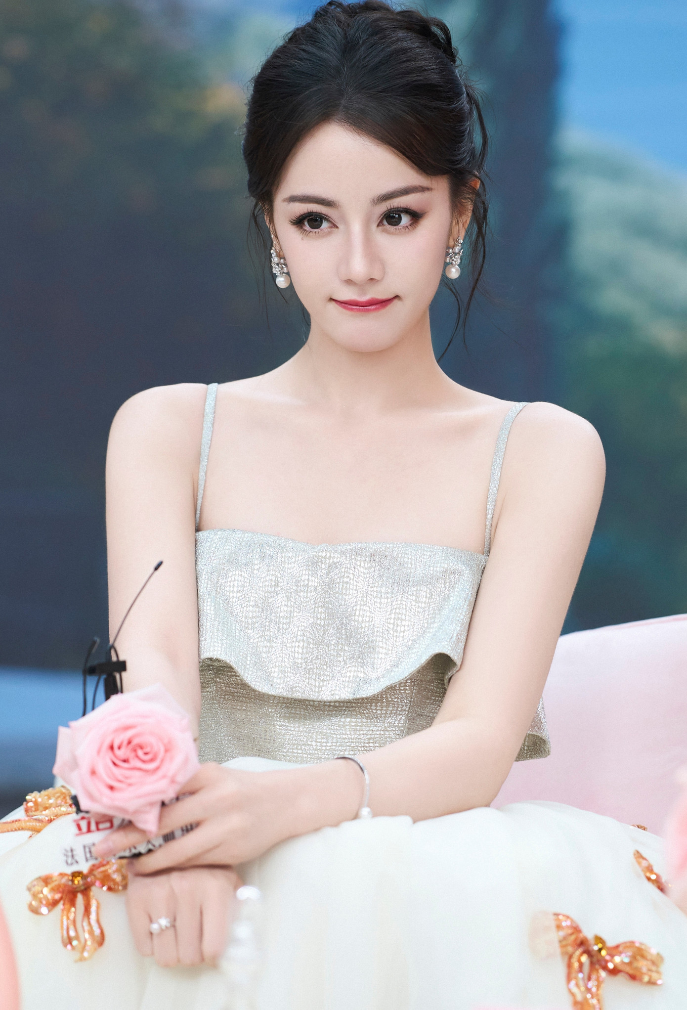 Sắp tới, bộ phim Lợi kiếm hoa hồng do Nhiệt Ba đóng chung với Kim Thế Giai lên sóng đài truyền hình trung ương Trung Quốc CCTV8. Đây là tác phẩm trở lại sau hai năm của mỹ nhân Tân Cương. Đồng thời, trong phim Địch Lệ Nhiệt Ba vào vai nữ cảnh sát. Vì vậy, người hâm mộ kỳ vọng Lợi kiếm hoa hồng có thành tích tốt. Sắp tới, bộ phim Lợi kiếm hoa hồng do Nhiệt Ba đóng chung với Kim Thế Giai lên sóng đài truyền hình trung ương Trung Quốc CCTV8. Đây là tác phẩm trở lại sau hai năm của mỹ nhân Tân Cương. Đồng thời, trong phim Địch Lệ Nhiệt Ba vào vai nữ cảnh sát. Vì vậy, người hâm mộ kỳ vọng Lợi kiếm hoa hồng có thành tích tốt.