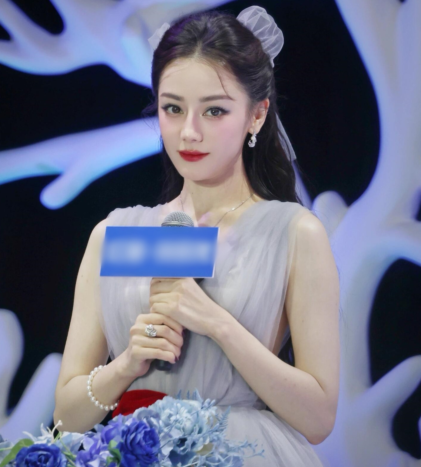 Điểm yếu của Địch Lệ Nhiệt Ba là sự nghiệp phim ảnh không có nhiều vai diễn nổi bật. Mới đây, trong show Địch Lệ Nhiệt Ba chia sẻ khi tham gia phim Người tình kim cương, cô suýt bị thay thế. Trong những cảnh quay cuối cùng cô diễn với tinh thần không còn gì tiếc nuối. May mắn sau đó nhà sản xuất đã gạt bỏ ý kiến của nhà đầu tư và giữ Nhiệt Ba ở lại. Nhờ đó, vai diễn Cao Văn ra đời và là một trong những nhân vật thành công nhất trong sự nghiệp của cô. Điểm yếu của Địch Lệ Nhiệt Ba là sự nghiệp phim ảnh không có nhiều vai diễn nổi bật. Mới đây, trong show Địch Lệ Nhiệt Ba chia sẻ khi tham gia phim Người tình kim cương, cô suýt bị thay thế. Trong những cảnh quay cuối cùng cô diễn với tinh thần không còn gì tiếc nuối. May mắn sau đó nhà sản xuất đã gạt bỏ ý kiến của nhà đầu tư và giữ Nhiệt Ba ở lại. Nhờ đó, vai diễn Cao Văn ra đời và là một trong những nhân vật thành công nhất trong sự nghiệp của cô.