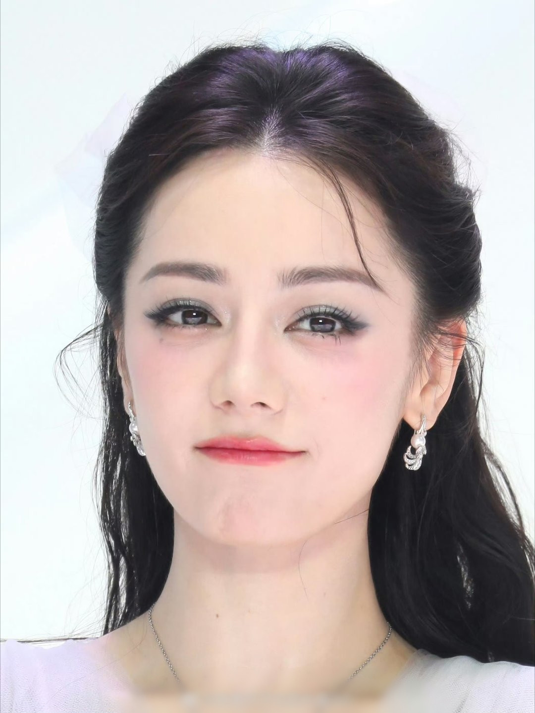 Hiện tại, Địch Lệ Nhiệt Ba bước sang tuổi 33, đúng vào thời điểm nhan sắc mặn mà nhất. Nữ diễn viên duy trì hình tượng gợi cảm, thanh lịch trong mỗi sự kiện. Nhờ nhan sắc nổi bật, Địch Lệ Nhiệt Ba dần thay thế Phạm Băng Băng trở thành "nữ hoàng thảm đỏ" của Trung Quốc. Thậm chí, trong nhiều sự kiện, khi mỹ nhân Tân Cương không tham gia, khán giả còn cảm thấy thảm đỏ ngày hôm đó chưa đủ thu hút. Hiện tại, Địch Lệ Nhiệt Ba bước sang tuổi 33, đúng vào thời điểm nhan sắc mặn mà nhất. Nữ diễn viên duy trì hình tượng gợi cảm, thanh lịch trong mỗi sự kiện. Nhờ nhan sắc nổi bật, Địch Lệ Nhiệt Ba dần thay thế Phạm Băng Băng trở thành "nữ hoàng thảm đỏ" của Trung Quốc. Thậm chí, trong nhiều sự kiện, khi mỹ nhân Tân Cương không tham gia, khán giả còn cảm thấy thảm đỏ ngày hôm đó chưa đủ thu hút.