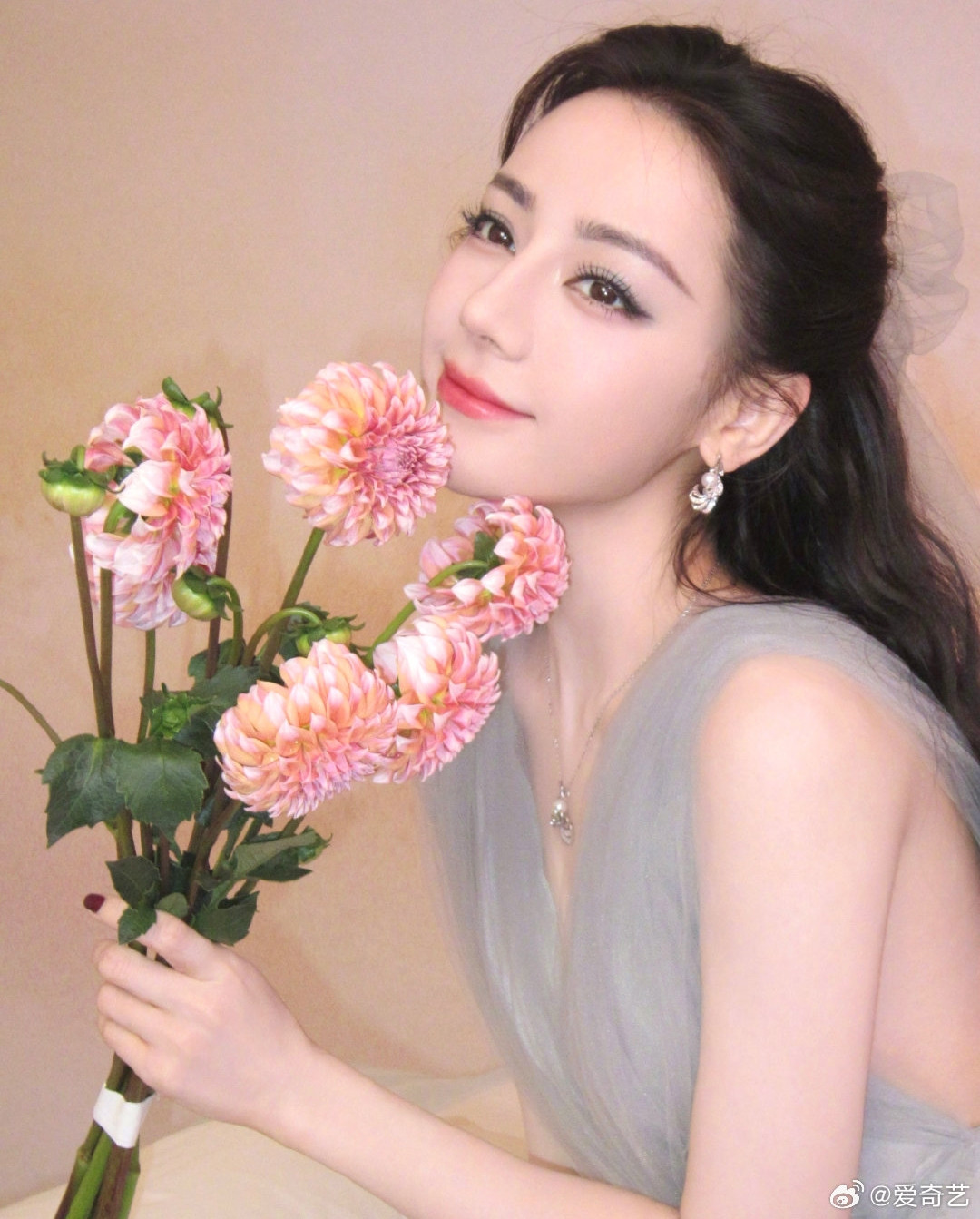 Tuy nhiên, lời chia sẻ của Địch Lệ Nhiệt Ba vô tình khiến đàn chị Đường Yên chịu liên lụy. Công chúng cho rằng Đường Yên khi đó vào đoàn phim muộn, thấy nhà sản xuất ưu ái Địch Lệ Nhiệt Ba nên gây áp lực, muốn thay thế đàn em. Sự việc ầm ĩ tới mức phía Đường Yên phải ra văn bản yêu cầu truyền thông và công chúng không xuyên tạc đưa tin thất thiệt. Tuy nhiên, lời chia sẻ của Địch Lệ Nhiệt Ba vô tình khiến đàn chị Đường Yên chịu liên lụy. Công chúng cho rằng Đường Yên khi đó vào đoàn phim muộn, thấy nhà sản xuất ưu ái Địch Lệ Nhiệt Ba nên gây áp lực, muốn thay thế đàn em. Sự việc ầm ĩ tới mức phía Đường Yên phải ra văn bản yêu cầu truyền thông và công chúng không xuyên tạc đưa tin thất thiệt.