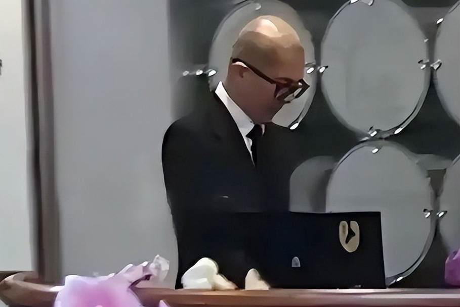 Ông xã Dj Koo ôm hũ tro cốt nữ diễn viên quá cố. Ông xã Dj Koo ôm hũ tro cốt nữ diễn viên quá cố.