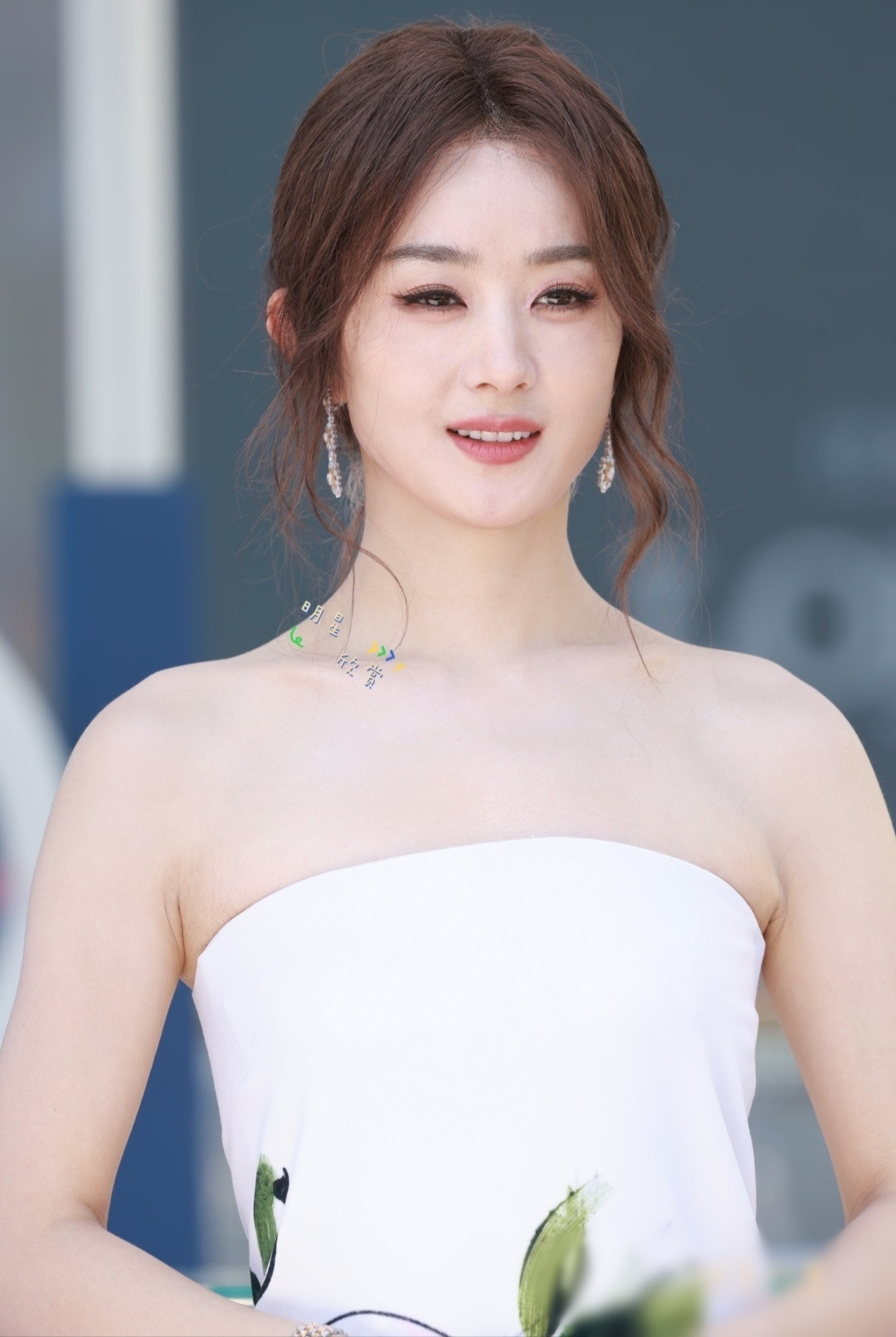 Triệu Lệ Dĩnh mặc váy hoa bị chê quê mùa.