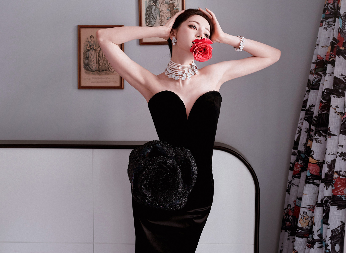 Ngoài ra, Địch Lệ Nhiệt Ba còn có duyên khi tham gia show giải trí. Đây là nơi nữ diễn viên thể hiện tính cách thật của mình. Khán giả cũng yêu mến sự chăm chỉ, nhiệt tình, tính cách vui vẻ của Nhiệt Ba trong show. Chính vì vậy, không hề sai khi nói danh tiếng của Địch Lệ Nhiệt Ba có được là nhờ tham gia các show giải trí trực tuyến.