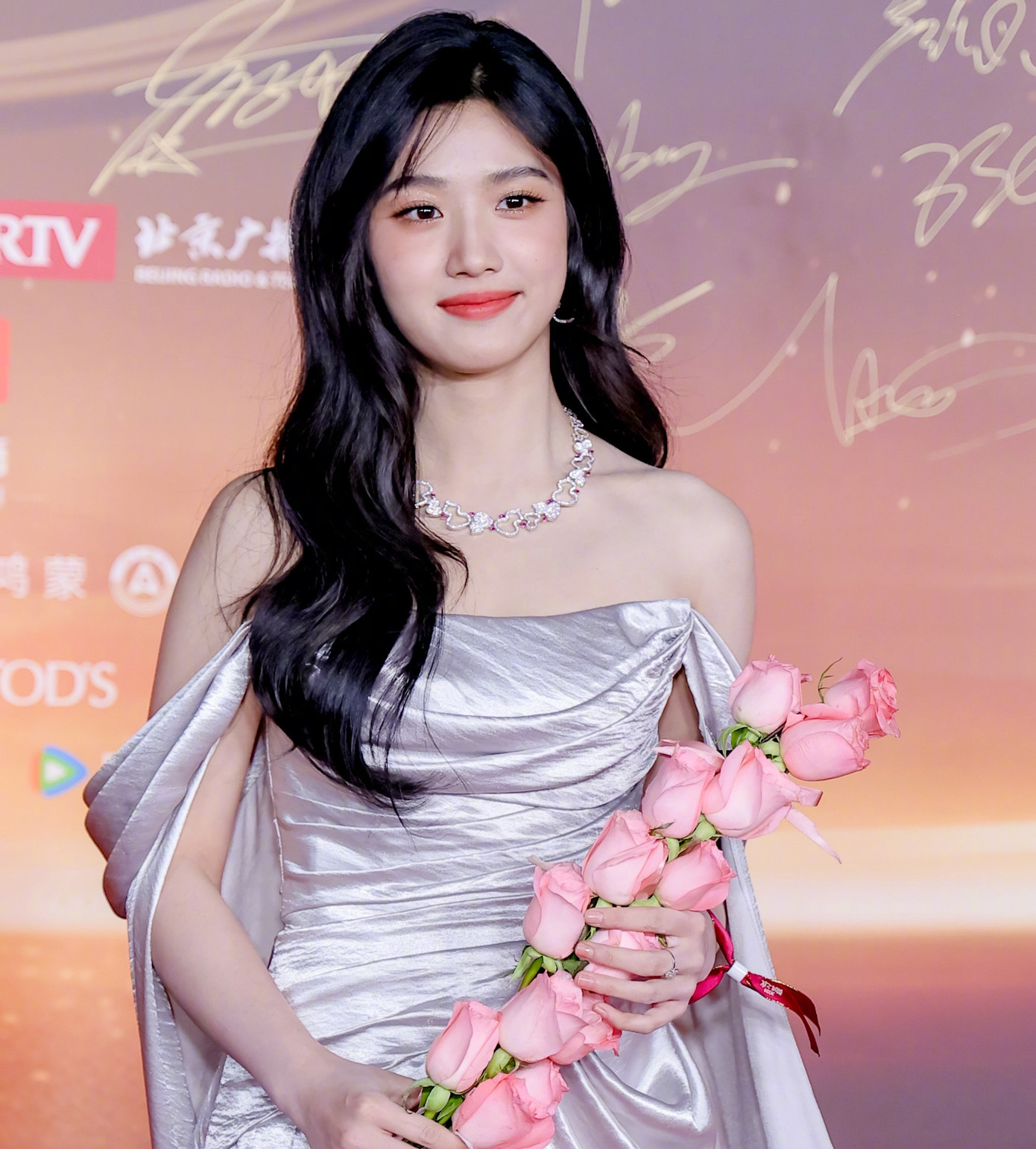 Hai ngôi sao trẻ Lư Dục Hiểu và Lưu Hạo Tồn bị chê mặc trang phục kém nổi bật. Cả hai là những diễn viên trẻ được o bế. Lư Dục Hiểu liên tục đóng vai chính trong các phim Ngũ phúc lâm môn do biên kịch Vu Chính sản xuất và Nhập thanh vân. Trong khi đó, Lưu Hạo Tồn là Mưu nữ lang trẻ nhất, được đạo diễn Trương Nghệ Mưu nâng đỡ hết lòng.