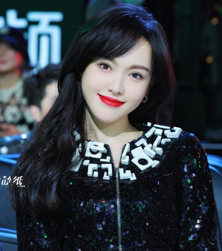 Không những vậy, khi lên sân khấu nhận giải Đường Yên chia sẻ "Tôi cảm thấy nợ Uông tiểu thư một giải thưởng". Vai diễn Uông tiểu thư trong phim Phồn hoa giúp Đường Yên nhận được đề cử Nữ chính xuất sắc tại 3 giải thưởng truyền hình danh giá nhất Trung Quốc là Phi Thiên, Kim Ưng và Bạch Ngọc Lan, tuy nhiên nữ diễn viên trắng tay. Hai lần cô thua Triệu Lệ Dĩnh trong phim Gió thổi Bán Hạ. Nhiều khán giả cho rằng Đường Yên không phục, cảm thấy bản thân nên chiến thắng thay vì đàn em. Không những vậy, khi lên sân khấu nhận giải Đường Yên chia sẻ "Tôi cảm thấy nợ Uông tiểu thư một giải thưởng". Vai diễn Uông tiểu thư trong phim Phồn hoa giúp Đường Yên nhận được đề cử Nữ chính xuất sắc tại 3 giải thưởng truyền hình danh giá nhất Trung Quốc là Phi Thiên, Kim Ưng và Bạch Ngọc Lan, tuy nhiên nữ diễn viên trắng tay. Hai lần cô thua Triệu Lệ Dĩnh trong phim Gió thổi Bán Hạ. Nhiều khán giả cho rằng Đường Yên không phục, cảm thấy bản thân nên chiến thắng thay vì đàn em.