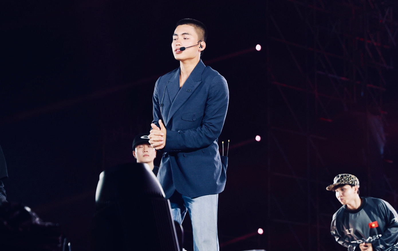 Mono đã thoát khỏi danh xưng "em trai Sơn Tùng" với loạt hot như Em là, Chăm hoa, Tìm lại tình yêu, Cười lên, Waiting for you... Ca sĩ trẻ sinh năm 2000 rất đắt show sự kiện nhờ tính cách hướng ngoại vui vẻ hòa đồng. Mono đã thoát khỏi danh xưng "em trai Sơn Tùng" với loạt hot như Em là, Chăm hoa, Tìm lại tình yêu, Cười lên, Waiting for you... Ca sĩ trẻ sinh năm 2000 rất đắt show sự kiện nhờ tính cách hướng ngoại vui vẻ hòa đồng.