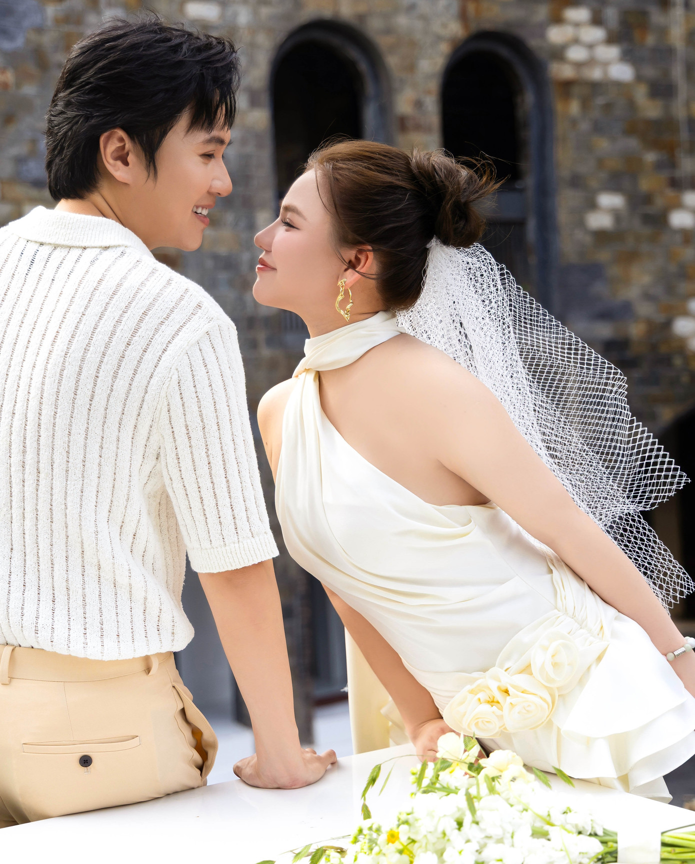 Vương Anh Tú - Myra Trần làm đám cưới trong MV lần đầu kết hợp cùng nhau.