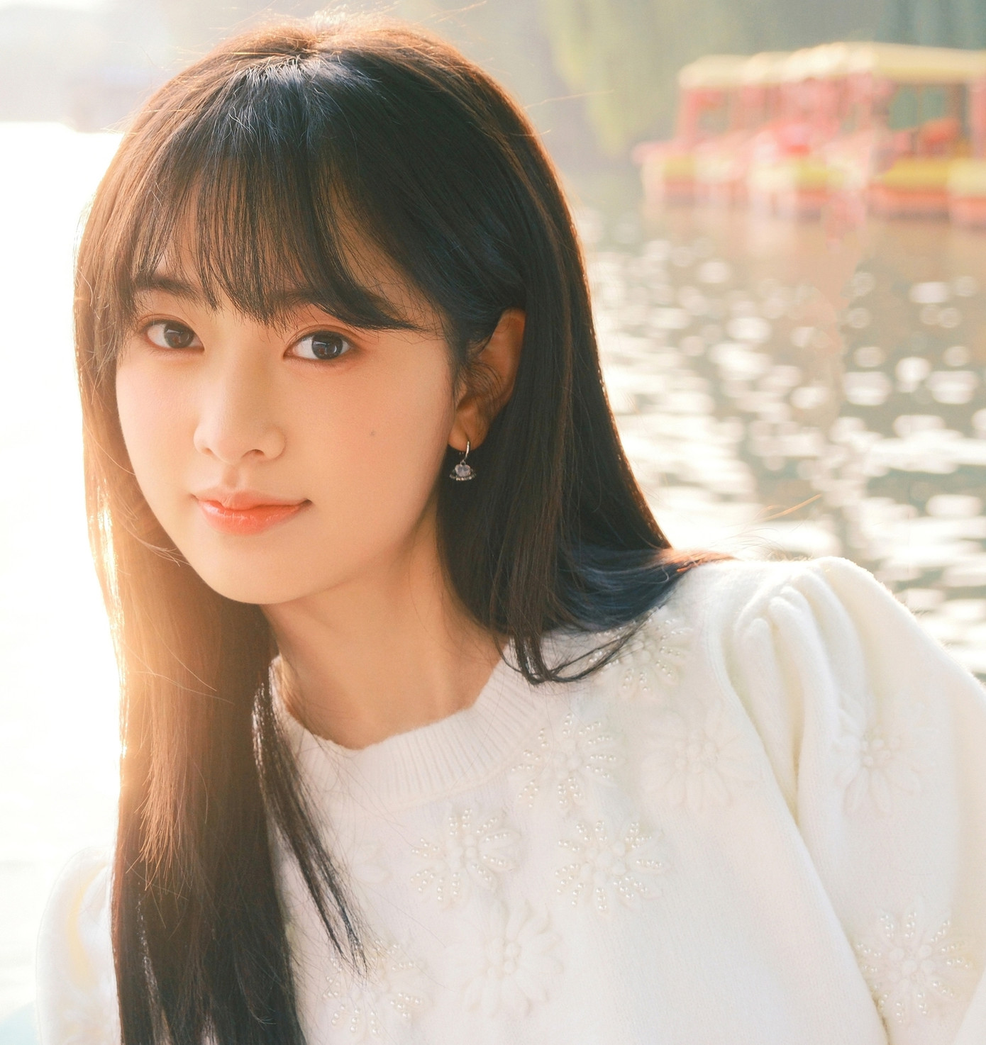 Tuy nhiên, Từ Viện Ngật Na có ngoại hình nổi bật, đôi mắt to tròn thông minh. Nữ diễn viên trẻ còn có khả năng chơi đàn tranh điêu luyện. Nhiều khán giả nhận xét nữ diễn viên mang khí chất tài nữ dịu dàng phù hợp với vai diễn Hạ Tử Vy. Tuy nhiên, Từ Viện Ngật Na có ngoại hình nổi bật, đôi mắt to tròn thông minh. Nữ diễn viên trẻ còn có khả năng chơi đàn tranh điêu luyện. Nhiều khán giả nhận xét nữ diễn viên mang khí chất tài nữ dịu dàng phù hợp với vai diễn Hạ Tử Vy.