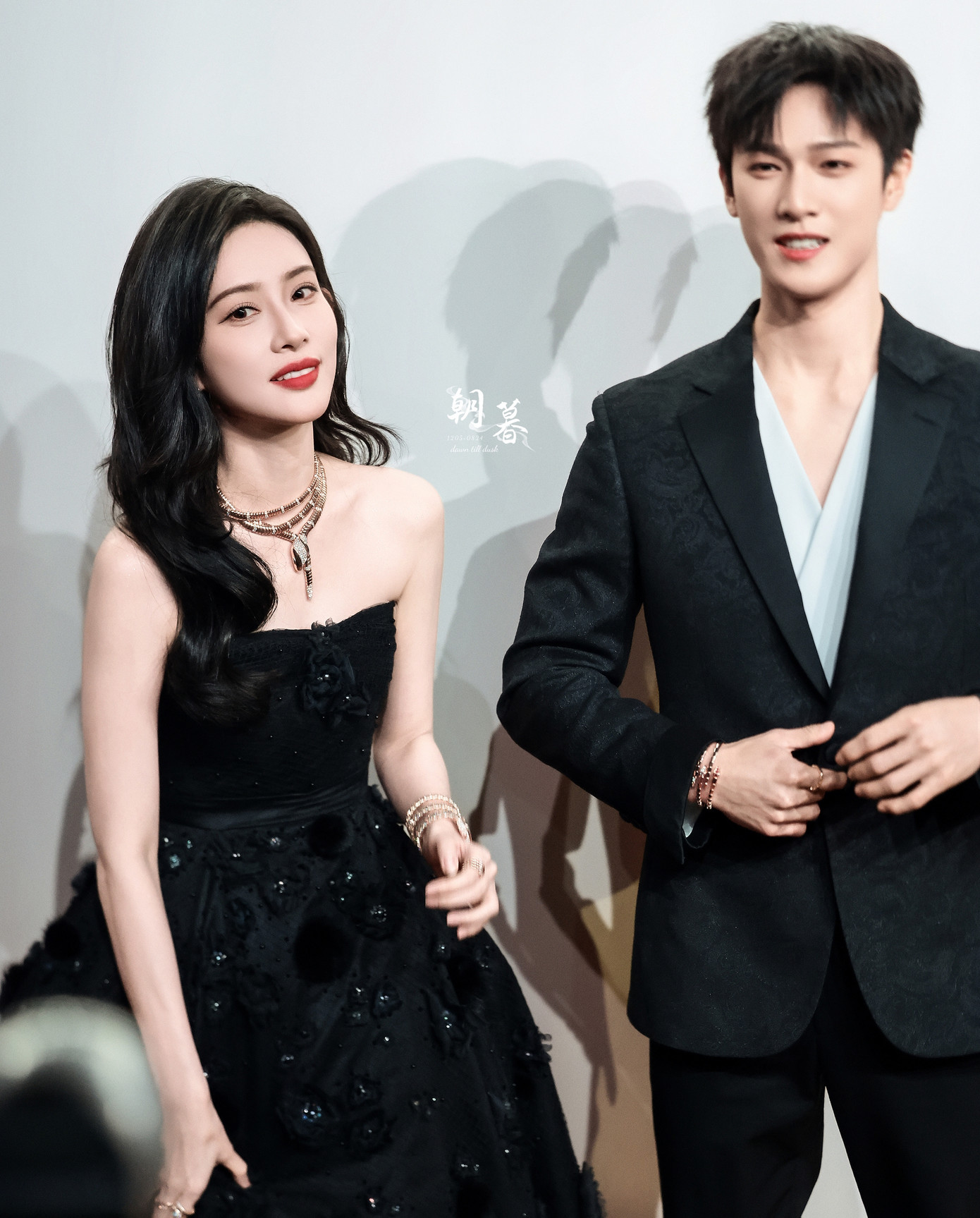 Ngoài ra, sự xuất hiện của cặp đôi Cửu trọng tử cũng nhận được sự chú ý của công chúng. Cuối năm 2024, phim cổ trang Cửu trọng tử vốn là dự án nhỏ nhưng lại có thành tích rất tốt, giúp hai diễn viên chính là Mạnh Tử Nghĩa và Lý Quân Nhuệ trở thành cái tên hot. Mạnh Tử Nghĩa từng bị chê là cô nàng chiêu trò, thị phi, nhưng nhờ thành công của phim đã hoàn toàn thay đổi hình ảnh trong mắt khán giả.