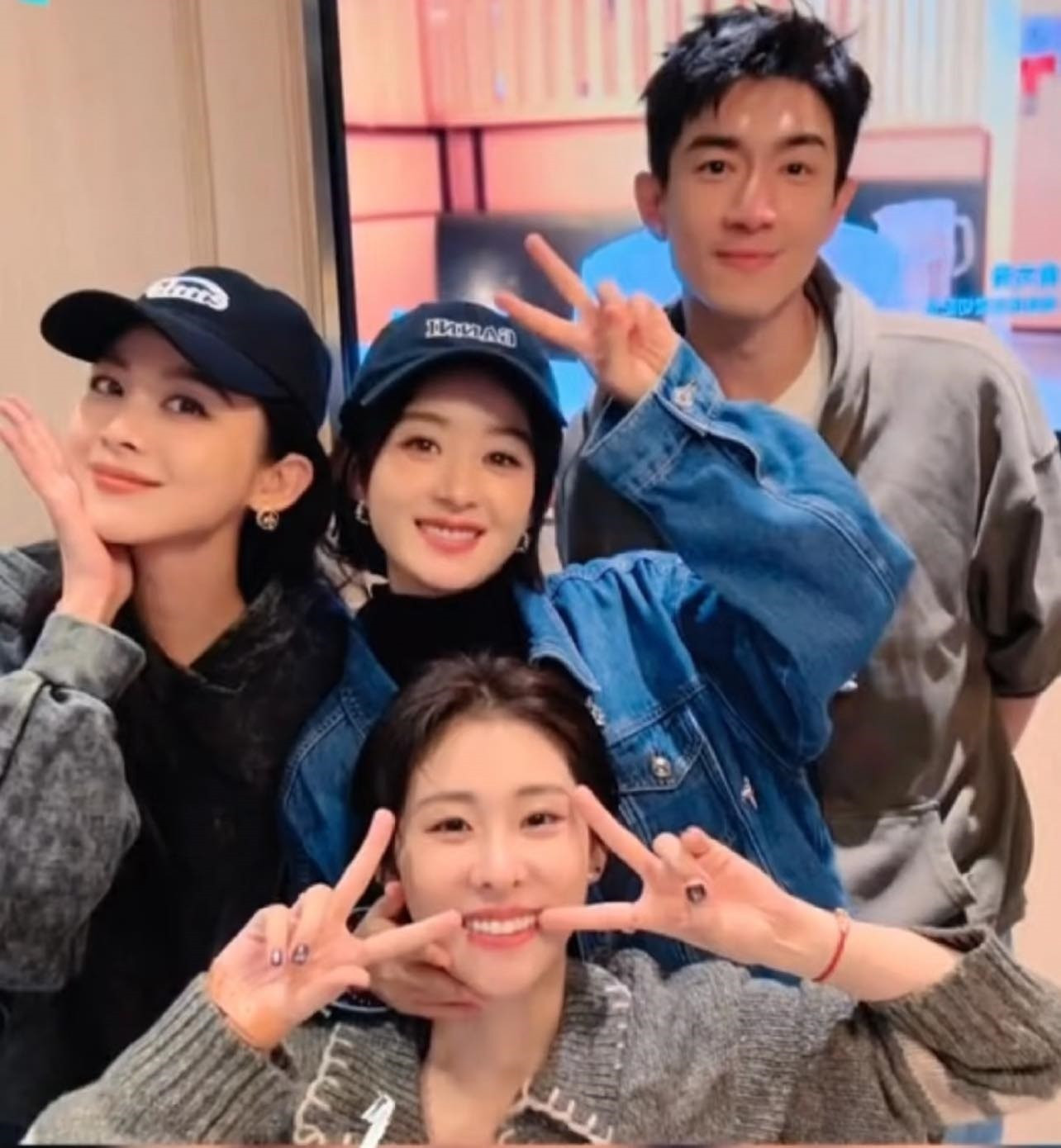 Triệu Lệ Dĩnh và Lâm Canh Tân sử dụng phụ kiện là con vật đại diện của đối phương. Họ đi ăn cùng bạn bè thân thiết nhất. Triệu Lệ Dĩnh và Lâm Canh Tân sử dụng phụ kiện là con vật đại diện của đối phương. Họ đi ăn cùng bạn bè thân thiết nhất.