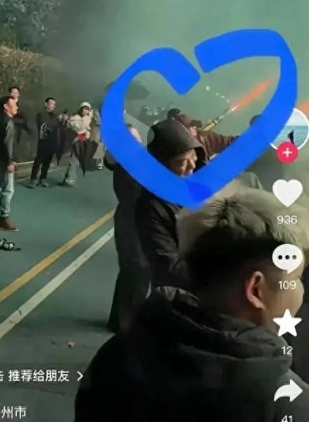 Em họ Triệu Lệ Dĩnh thân thiết với Lâm Canh Tân. Em họ Triệu Lệ Dĩnh thân thiết với Lâm Canh Tân.