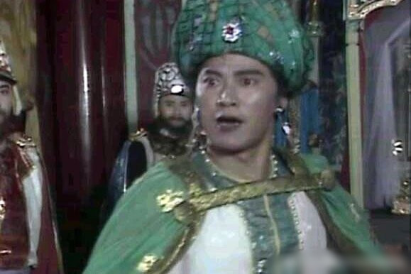 Trong tập phim Truyền nghệ Ngọc Hoa Châu, Diệp Dĩ Manh đóng vai Nhị hoàng tử, bái sư phụ và mong được làm đệ tử Trư Bát Giới. Theo Baidu, nam diễn viên còn đảm nhận nhiều vai hành động, khinh công đẹp mắt.