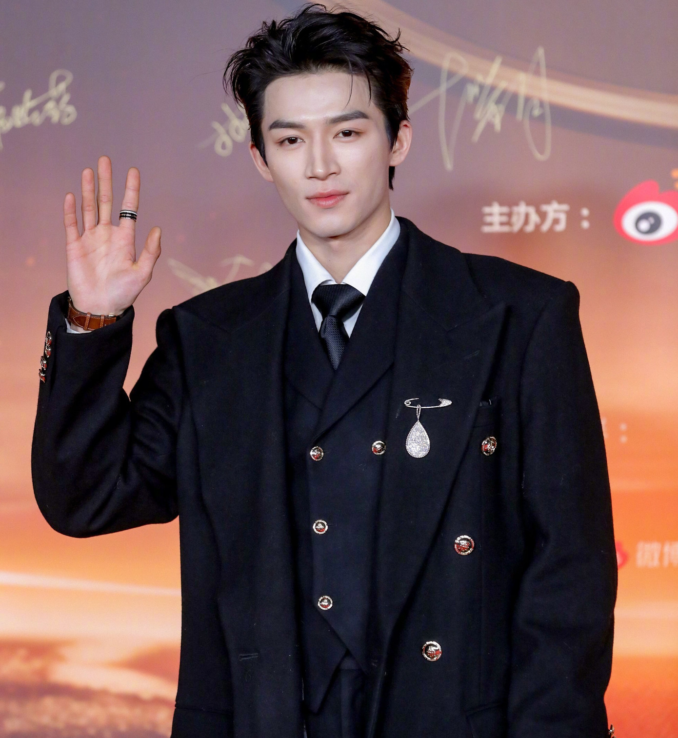 Năm 2024, Vương Tinh Việt gây ấn tượng mạnh với vai diễn Túc quốc công trong phim Mặc vũ vân gian. Ngôi sao sinh năm 2001 được đánh giá cao về phong thái, diễn xuất, hứa hẹn là cái tên bùng nổ trong tương lai. Trong khi đó, Trương Lăng Hách đóng chính trong Độ niên hoa, Tứ hải trọng minh, vai phụ trong Hồ yêu tiểu hồng nương: Nguyệt Hồng thiên nhưng không được đánh giá cao về diễn xuất.