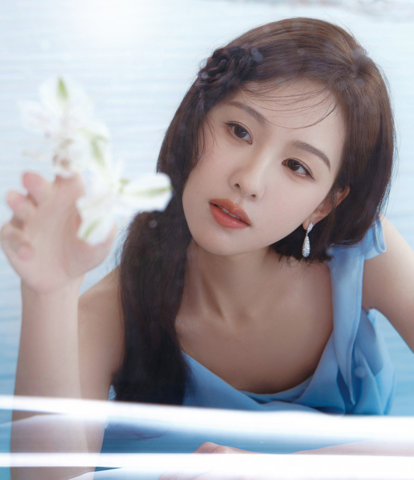 Năm 2025, danh tiếng của Trần Đô Linh tăng vọt nhờ thành công của bộ phim cổ trang Khi chim nhạn trở về. Theo Sina, ngay trong tháng 4, nữ diễn viên có thêm 6 sự kiện mới hợp tác với các thương hiệu cao cấp hoặc lịch trình chụp ảnh bìa tạp chí. Trần Đô Linh được đánh giá giá nhờ khí chất sang trọng, cốt cách dịu dàng quý khí, phong thái trang nhã như một tiểu thư nhà quan đích thực. Trong đó, cách nữ diễn viên bước đi, uống trà cũng trở thành chủ đề bàn luận. Trần Đô Linh được khen ngợi như sinh ra để đóng phim cổ trang.