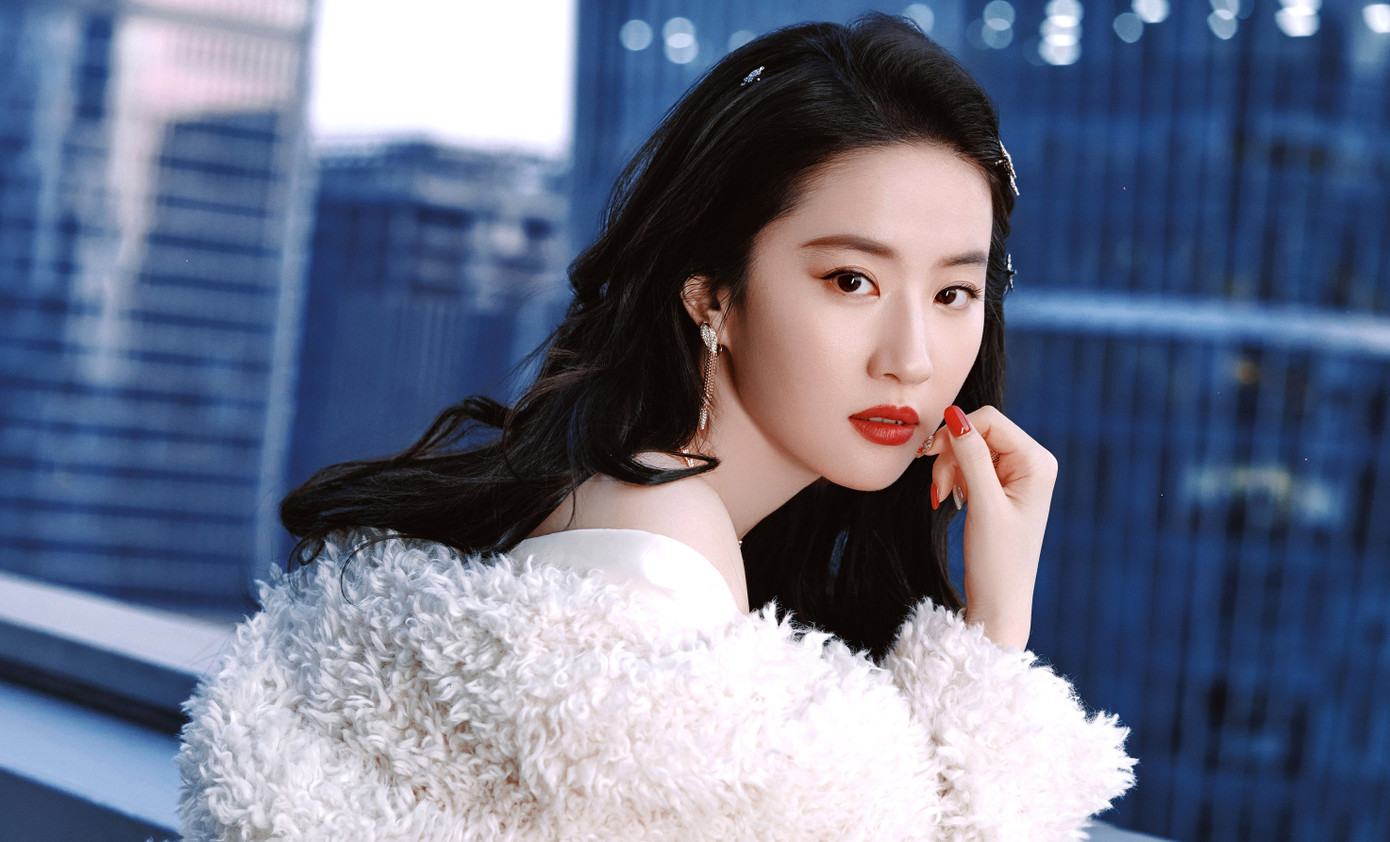 Lưu Diệc Phi bị chỉ trích vì để fan làm loạn, khiến một nhân viên bình thường mất việc. Lưu Diệc Phi bị chỉ trích vì để fan làm loạn, khiến một nhân viên bình thường mất việc.