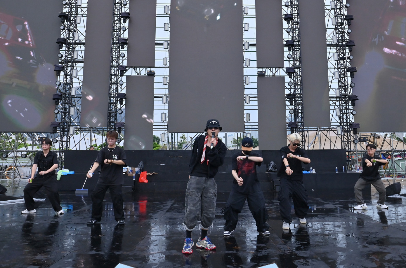 Trời mưa nhưng các ca sĩ vẫn tập luyện vũ đạo. Trời mưa nhưng các ca sĩ vẫn tập luyện vũ đạo.