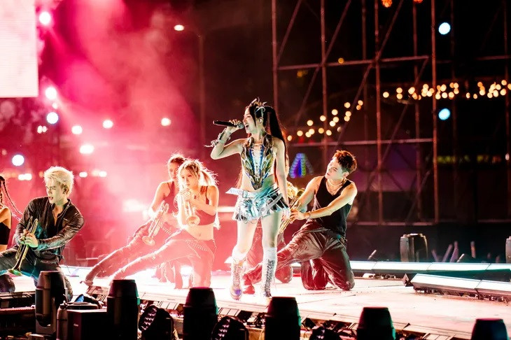 DJ Mie gợi cảm, giỏi khuấy động không khí khiến toàn bộ khán giả bùng nổ. DJ Mie gợi cảm, giỏi khuấy động không khí khiến toàn bộ khán giả bùng nổ.