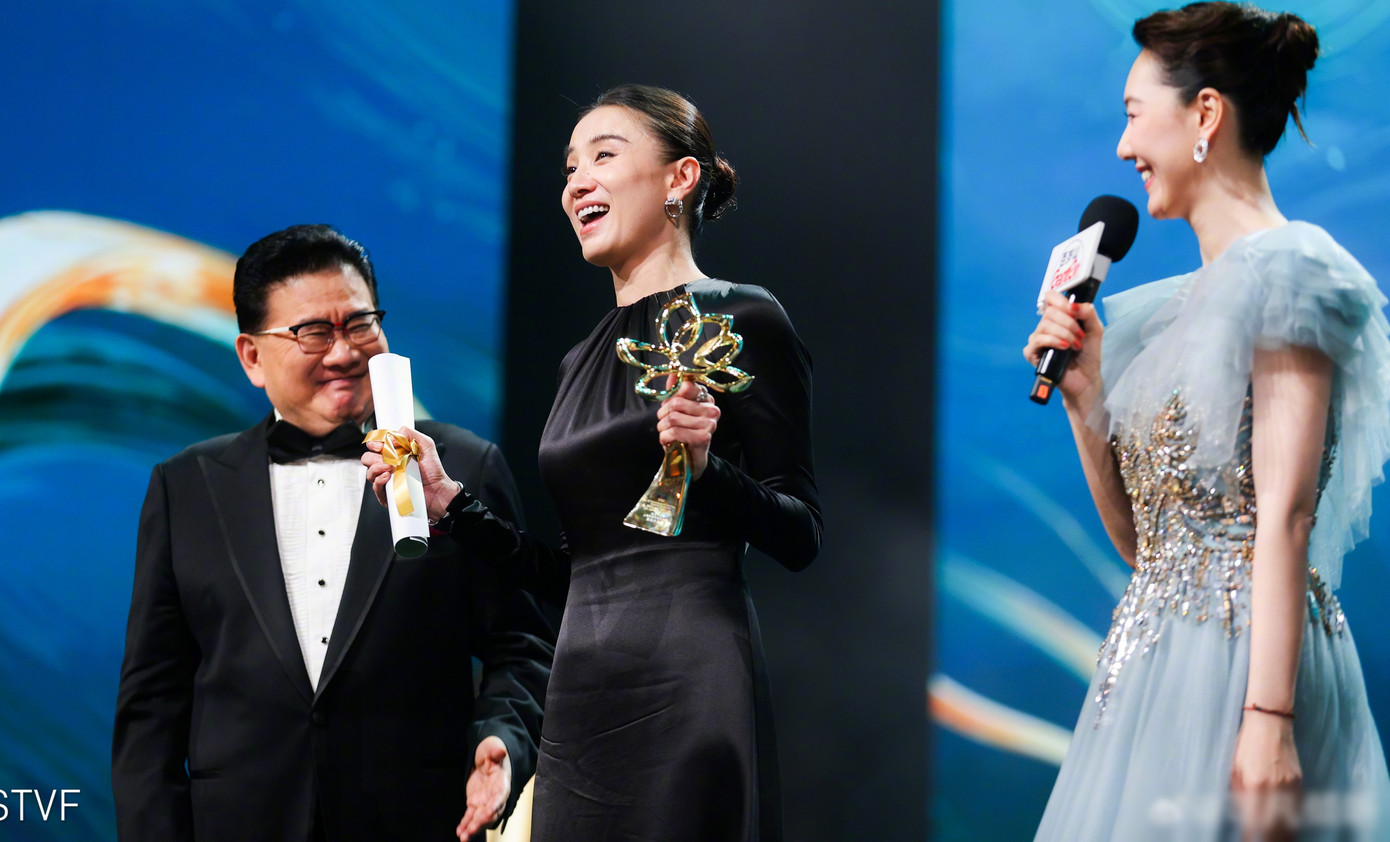 Tống Giai giành chiến thắng thuyết phục. Bộ phim Khi hoa rừng nở rộ có điểm Douban lên tới 9,6/10, lập kỷ lục trong nhiều năm qua. Tống Giai giành chiến thắng thuyết phục. Bộ phim Khi hoa rừng nở rộ có điểm Douban lên tới 9,6/10, lập kỷ lục trong nhiều năm qua.