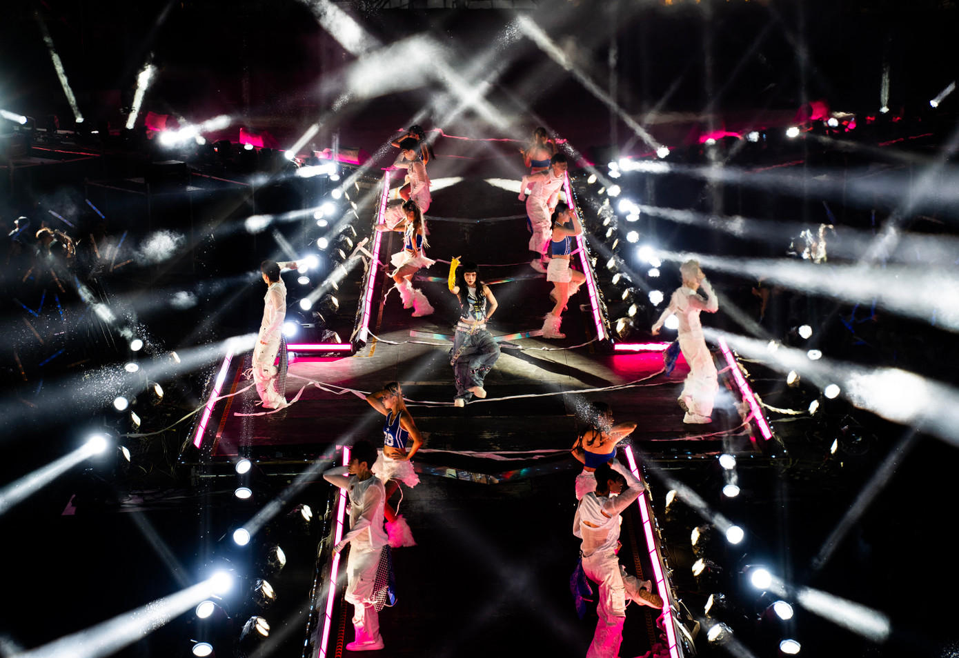 Mỹ Mỹ cực slay và bùng nổ với kỹ năng sân khấu của mình. Mỹ Mỹ cực slay và bùng nổ với kỹ năng sân khấu của mình.