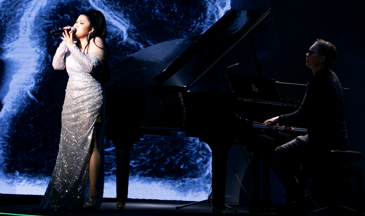 J.ADE được ví là viên ngọc thô với giọng hát nội lực. J.ADE được ví là viên ngọc thô với giọng hát nội lực.