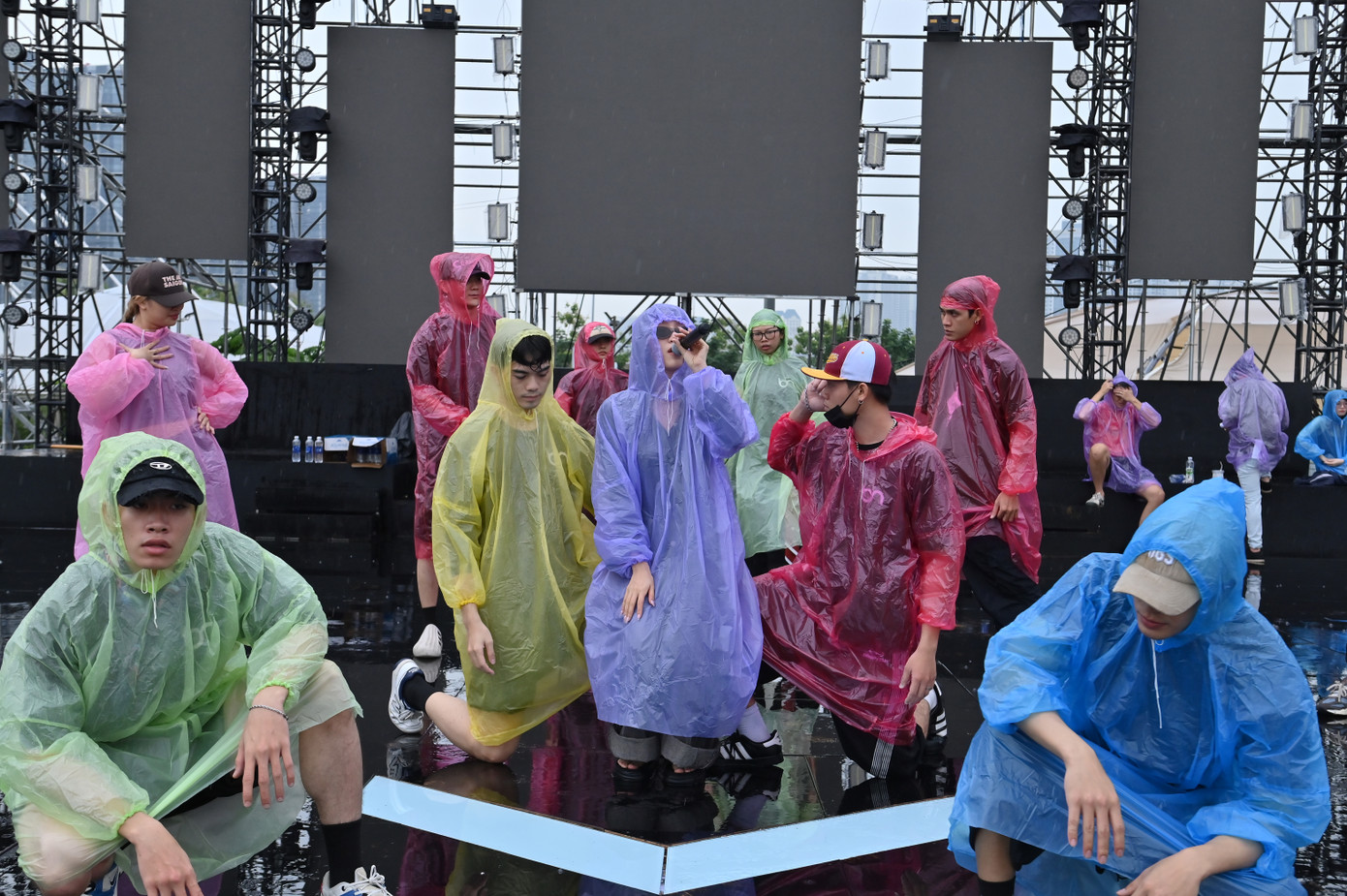 Do thời tiết không thuận lợi sàn sân khấu trơn trượt, Mỹ Mỹ và các dancer vẫn tổng duyệt nghiêm túc, thể hiện từng động tác vũ đạo. Do thời tiết không thuận lợi sàn sân khấu trơn trượt, Mỹ Mỹ và các dancer vẫn tổng duyệt nghiêm túc, thể hiện từng động tác vũ đạo.