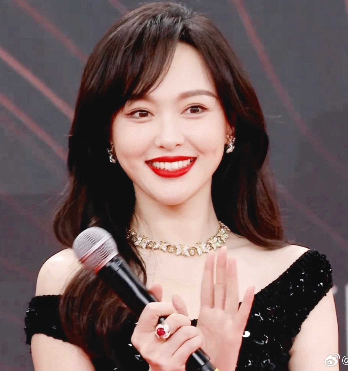 Tuy nhiên, trong quá trình đi thảm đỏ đã xảy ra sự cố trở thành đề tài nóng trên mạng xã hội. Theo đó, Triệu Lệ Dĩnh nổi tiếng và có địa vị cao nhất trong dàn nghệ sĩ tham gia sự kiện nên được sắp xếp xuất hiện cuối cùng. Đường Yên sẽ đi thảm đỏ hai lần, một lần để quảng bá phim Phụ nữ độc thân cùng Triệu Hựu Đình, lần cuối cô đi một mình để thể hiện địa vị của mình sau một năm thành công. Song, sau đó một nhân viên tố Đường Yên không nghe theo sắp xếp của ban tổ chức, không chịu bước ra theo đúng thứ tự mà muốn tranh giành vị trí cuối với Triệu Lệ Dĩnh. Cuối cùng, nữ diễn viên bị ban tổ chức bỏ qua. Sự việc đã khiến Đường Yên nhận nhiều chỉ trích của khán giả. Tuy nhiên, trong quá trình đi thảm đỏ đã xảy ra sự cố trở thành đề tài nóng trên mạng xã hội. Theo đó, Triệu Lệ Dĩnh nổi tiếng và có địa vị cao nhất trong dàn nghệ sĩ tham gia sự kiện nên được sắp xếp xuất hiện cuối cùng. Đường Yên sẽ đi thảm đỏ hai lần, một lần để quảng bá phim Phụ nữ độc thân cùng Triệu Hựu Đình, lần cuối cô đi một mình để thể hiện địa vị của mình sau một năm thành công. Song, sau đó một nhân viên tố Đường Yên không nghe theo sắp xếp của ban tổ chức, không chịu bước ra theo đúng thứ tự mà muốn tranh giành vị trí cuối với Triệu Lệ Dĩnh. Cuối cùng, nữ diễn viên bị ban tổ chức bỏ qua. Sự việc đã khiến Đường Yên nhận nhiều chỉ trích của khán giả.