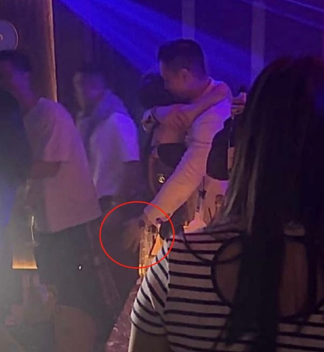 Chồng Hồ Hạnh Nhi vướng tin ngoại tình, chụp ảnh thân mật với khách nữ. Chồng Hồ Hạnh Nhi vướng tin ngoại tình, chụp ảnh thân mật với khách nữ.